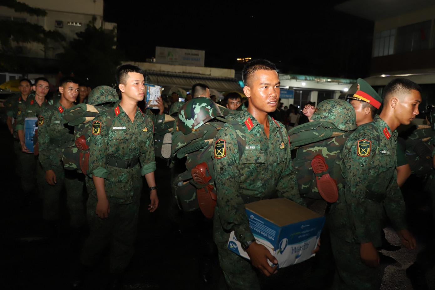 Cũng trong tối 4/6, các khối chiến sĩ tham gia nhiệm vụ A80 cũng cơ động lên tàu để di chuyển ra Bắc thực hiện nhiệm vụ trong những ngày tới. Ảnh: Ngô Tùng