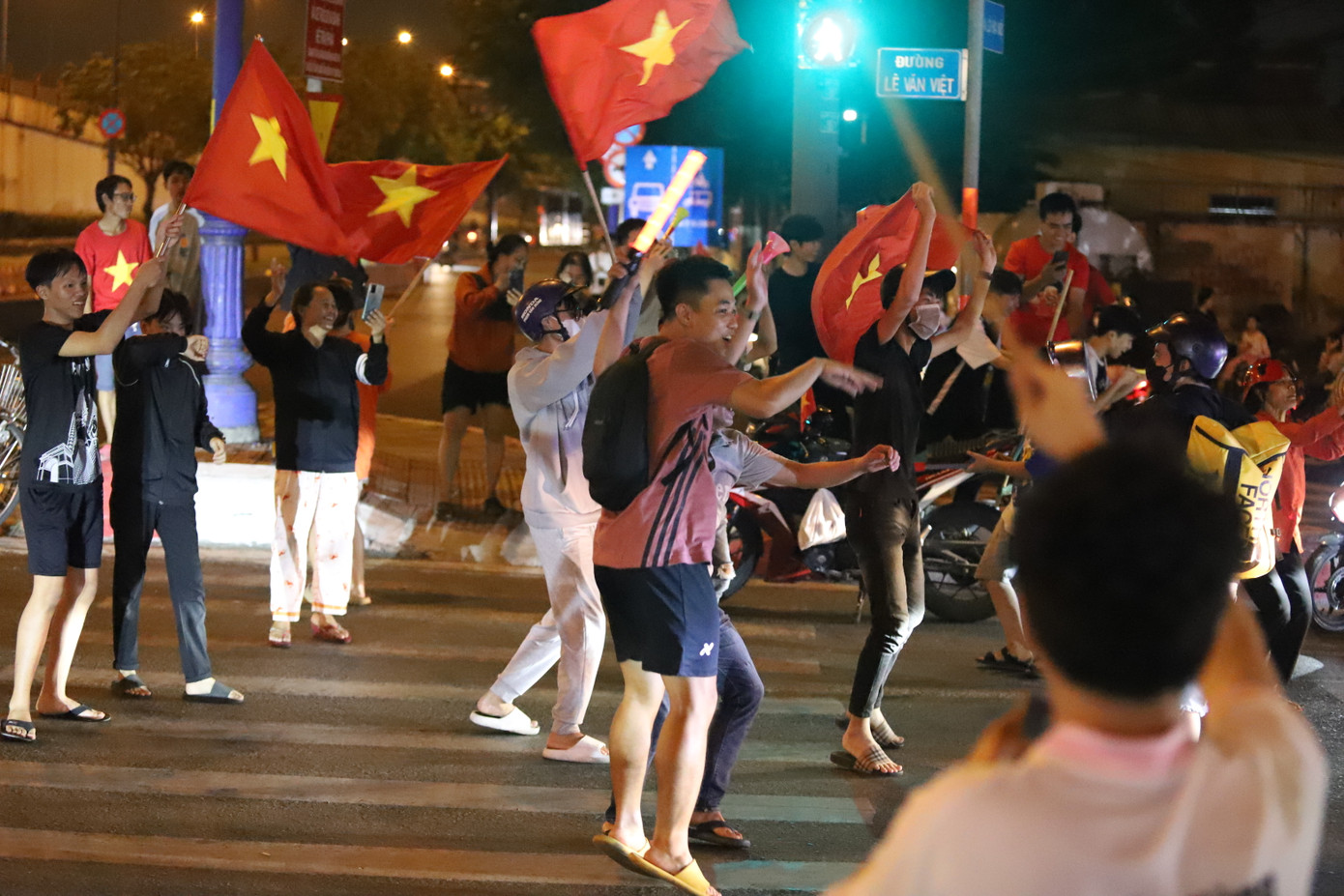 Người hâm mộ vui mừng trước chiến thắng của các "chiến binh sao vàng" ngay trên đất Thái.