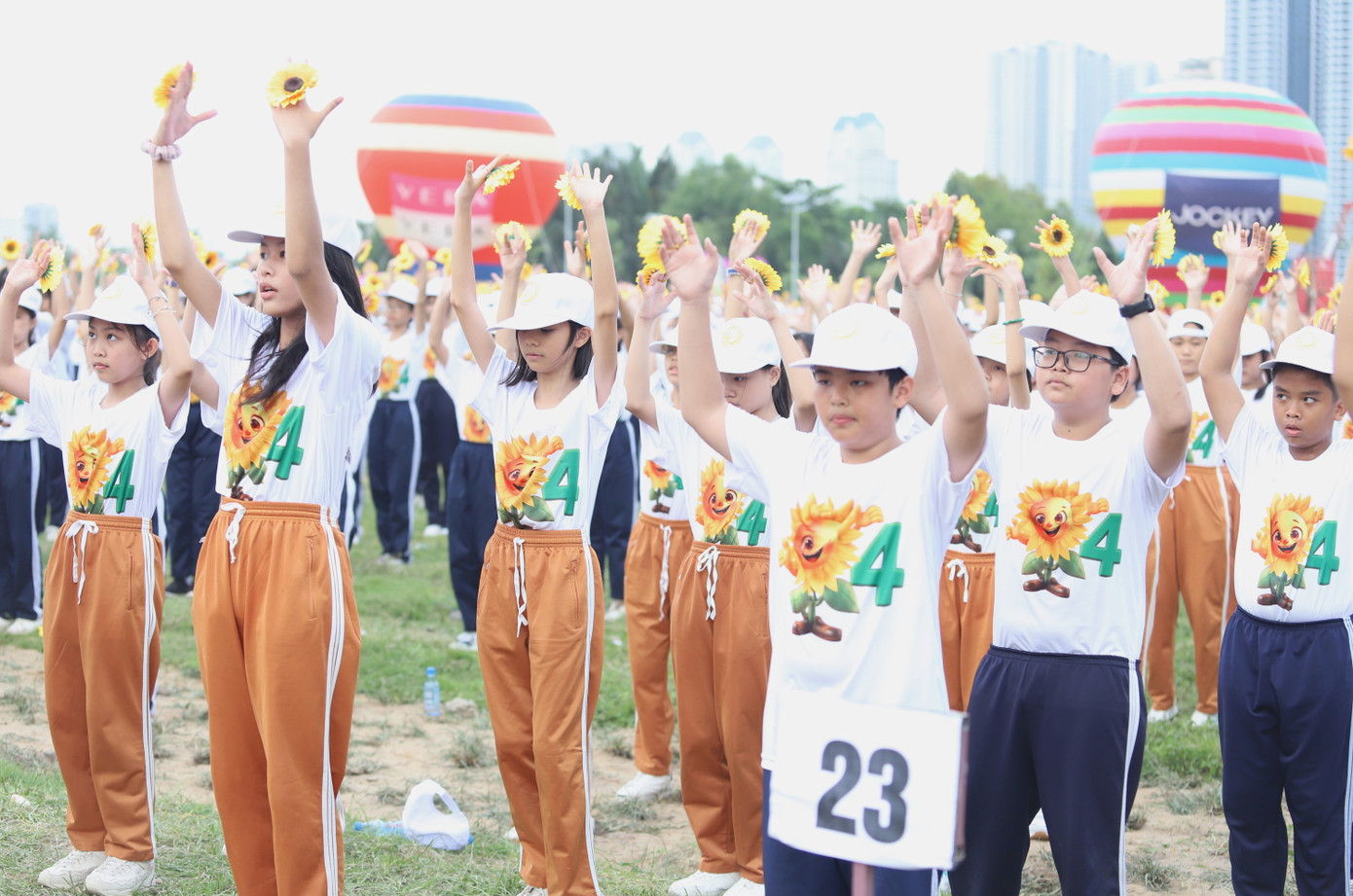Các em học sinh đồng diễn flashmob tại không gian Công viên Sáng tạo.