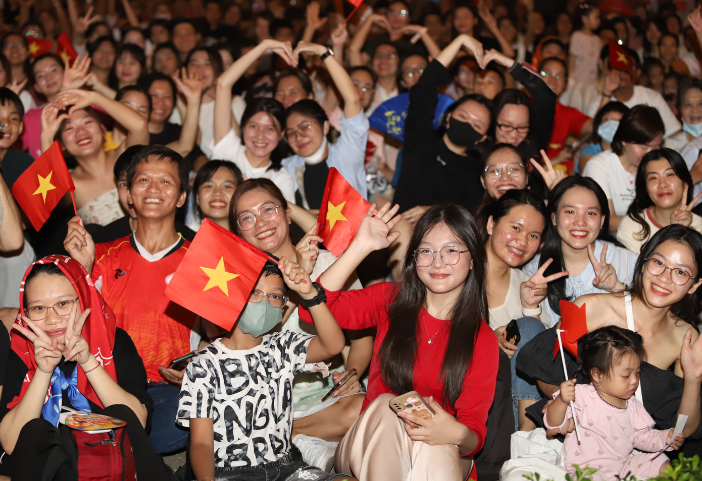 Đông đảo khán giả đón xem chương trình tại không gian phía trước Hội trường Thống Nhất. Ảnh: Ngô Tùng Đông đảo khán giả đón xem chương trình tại không gian phía trước Hội trường Thống Nhất. Ảnh: Ngô Tùng