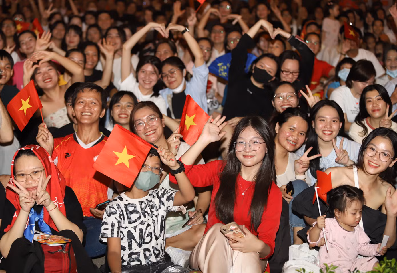 Đông đảo khán giả đón xem chương trình tại không gian phía trước Hội trường Thống Nhất. Ảnh: Ngô Tùng