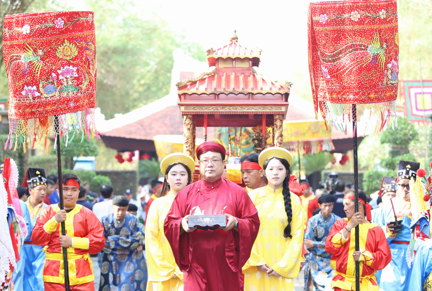 Đoàn rước lễ dâng cúng lên các Vua Hùng. Đoàn rước lễ dâng cúng lên các Vua Hùng.