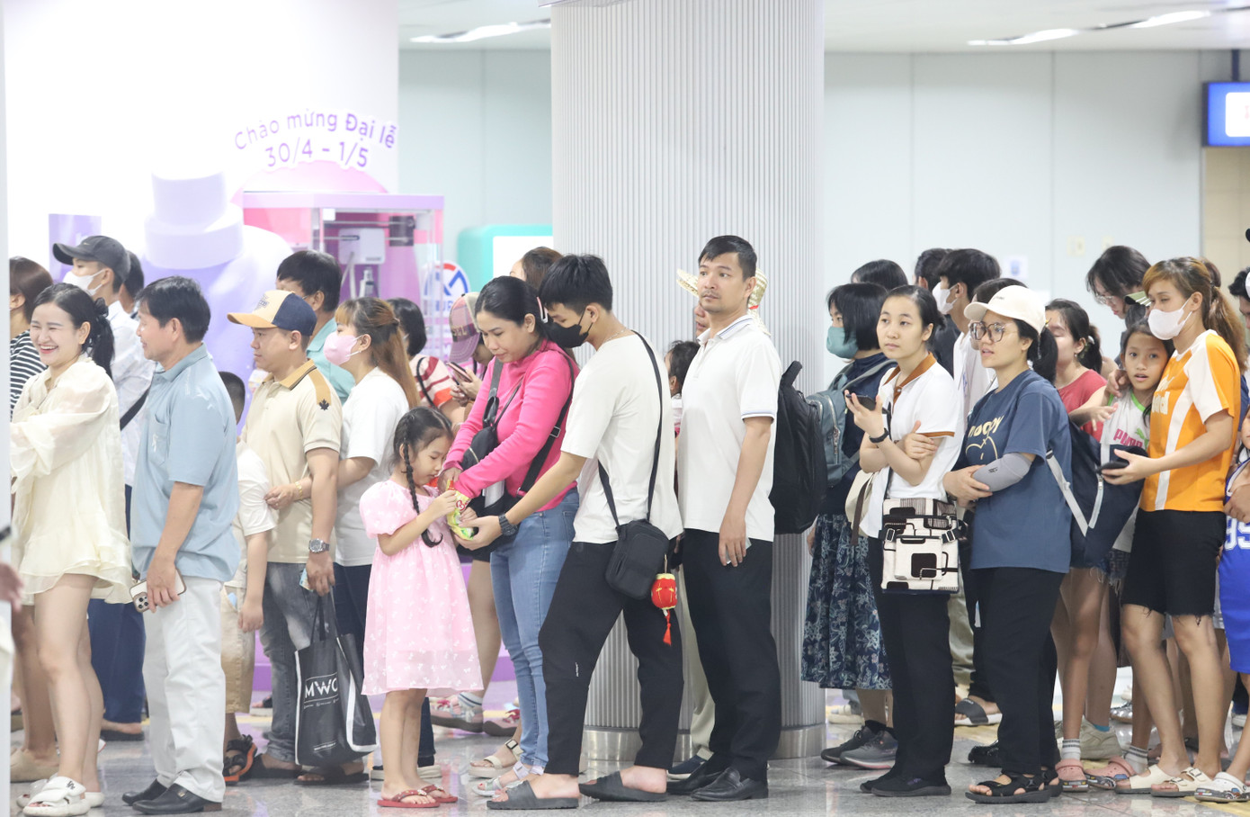 Trong dịp lễ lớn của đất nước, đơn vị vận hành tuyến metro miễn phí vé trong hai ngày 30/4 và 1/5 dành cho tất cả những người dân đi lại trên tuyến.