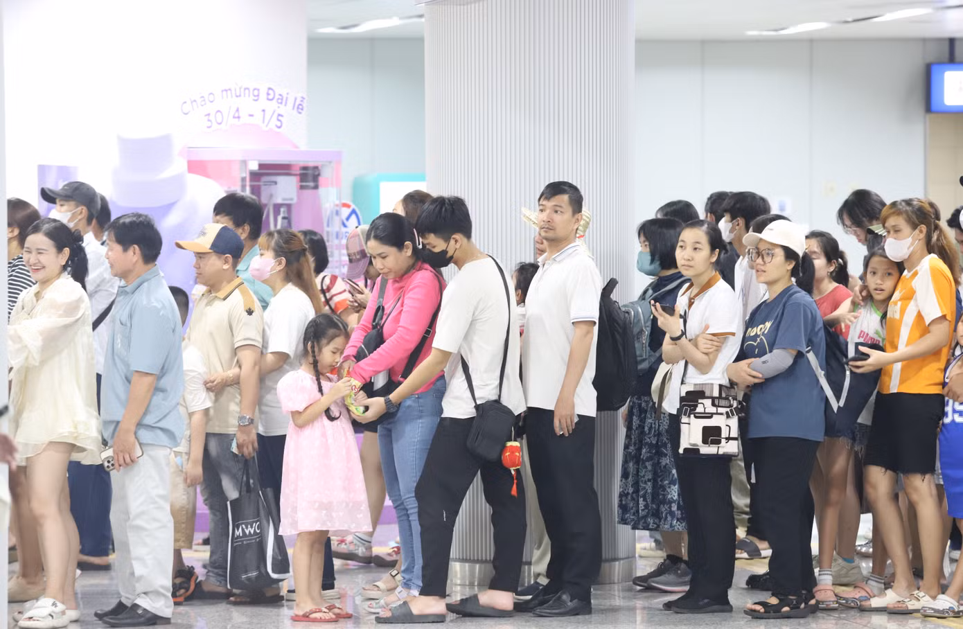 Trong dịp lễ lớn của đất nước, đơn vị vận hành tuyến metro miễn phí vé trong hai ngày 30/4 và 1/5 dành cho tất cả những người dân đi lại trên tuyến.