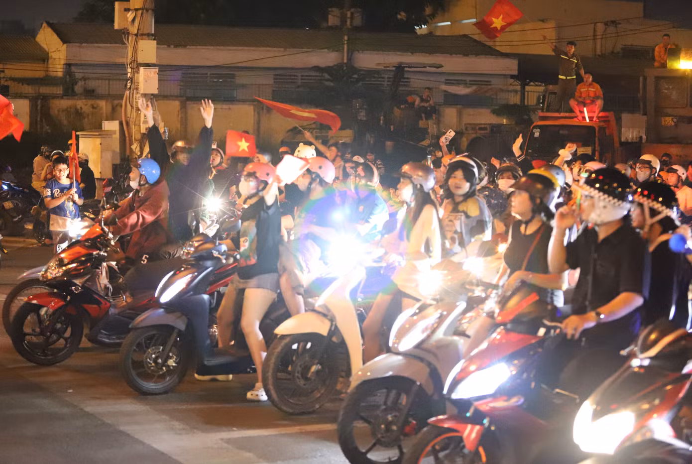 Dù vui hết mình, các cổ động viên đã thể hiện tinh thần tuân thủ pháp luật, đảm bảo an toàn giao thông.