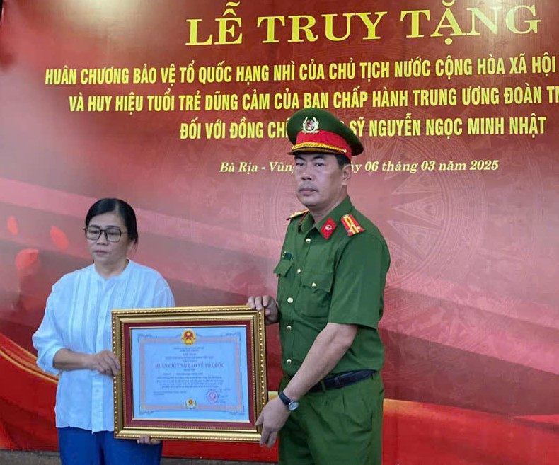 Thượng tá Trần Thanh Hiển, Phó Giám đốc Công an tỉnh Bà Rịa - Vũng Tàu trao Huân chương bảo vệ Tổ quốc hạng Nhì cho đại diện gia đình thượng sỹ Nguyễn Ngọc Minh Nhật.
