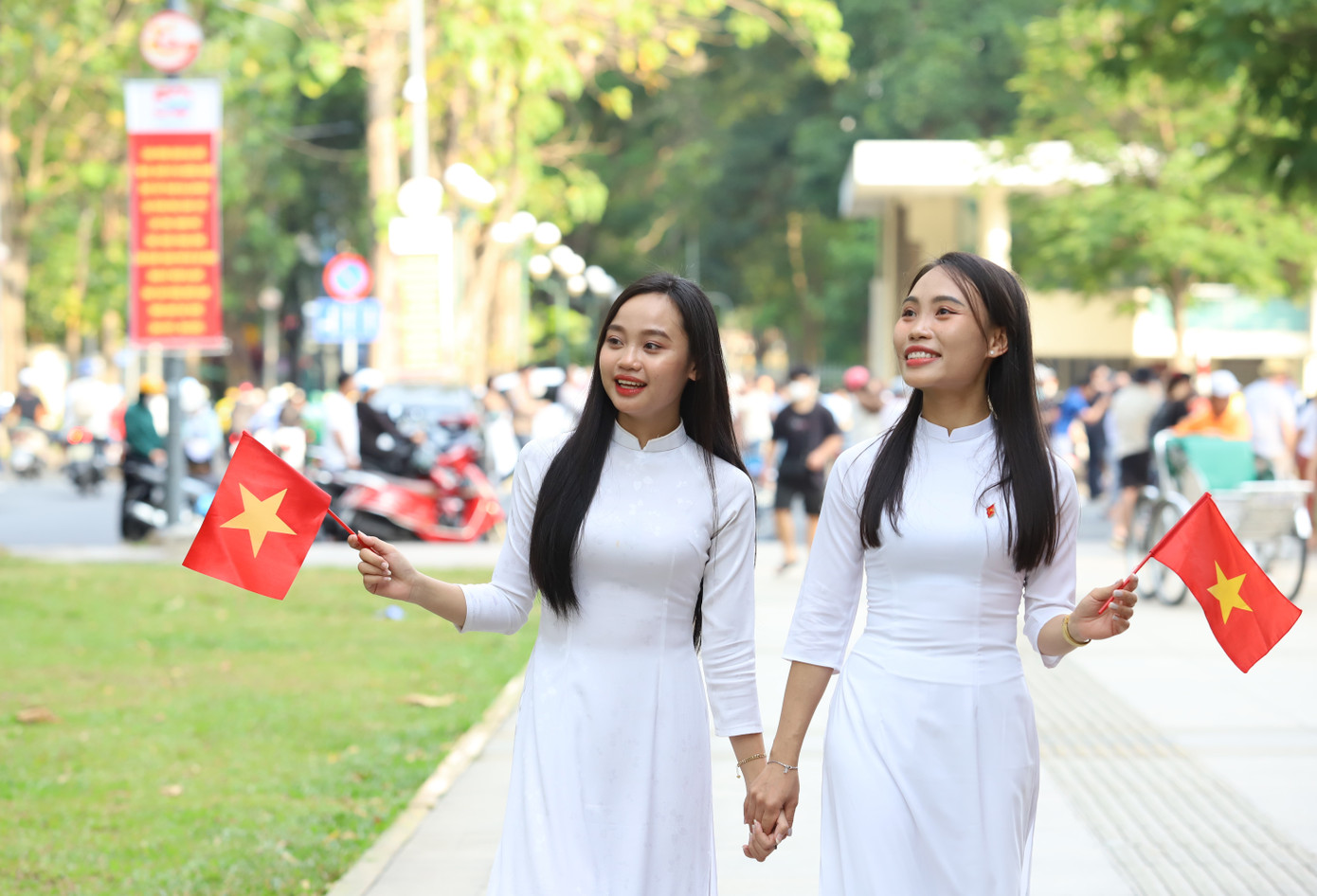 Người trẻ phấn khởi hòa vào những ngày cả nước hân hoan trước dấu mốc trọng đại của đất nước, của TPHCM - Thành phố Anh hùng.