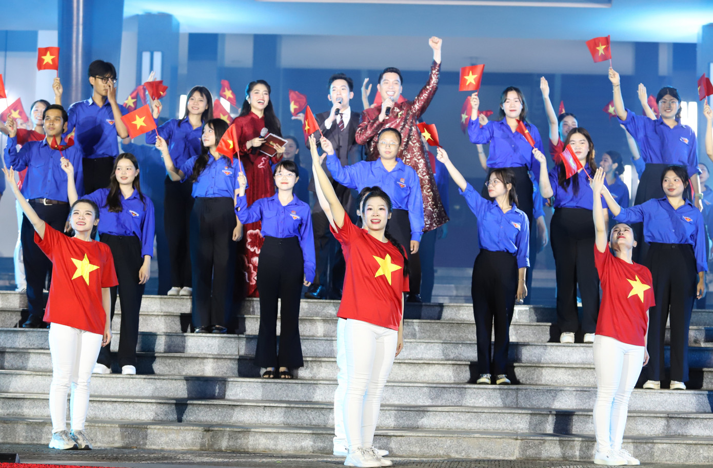 Cũng trong không khí sôi nổi hướng đến ngày lễ trọng đại của đất nước, ngay tại Dinh Độc Lập, các cơ quan, ban ngành của Trung ương và TPHCM đã tổ chức nhiều chương trình nghệ thuật, chương trình giao lưu tiếp lửa truyền thống với sự tham dự của chính những người anh hùng làm nên những chiến thắng vẻ vang trong lịch sử dân tộc ta. Trong ảnh: Chương trình Những bước chân Việt Nam với chủ đề Đường tới hòa bình do Hội Cựu chiến binh Việt Nam phối hợp Đài truyền hình TPHCM tổ chức mới đây.