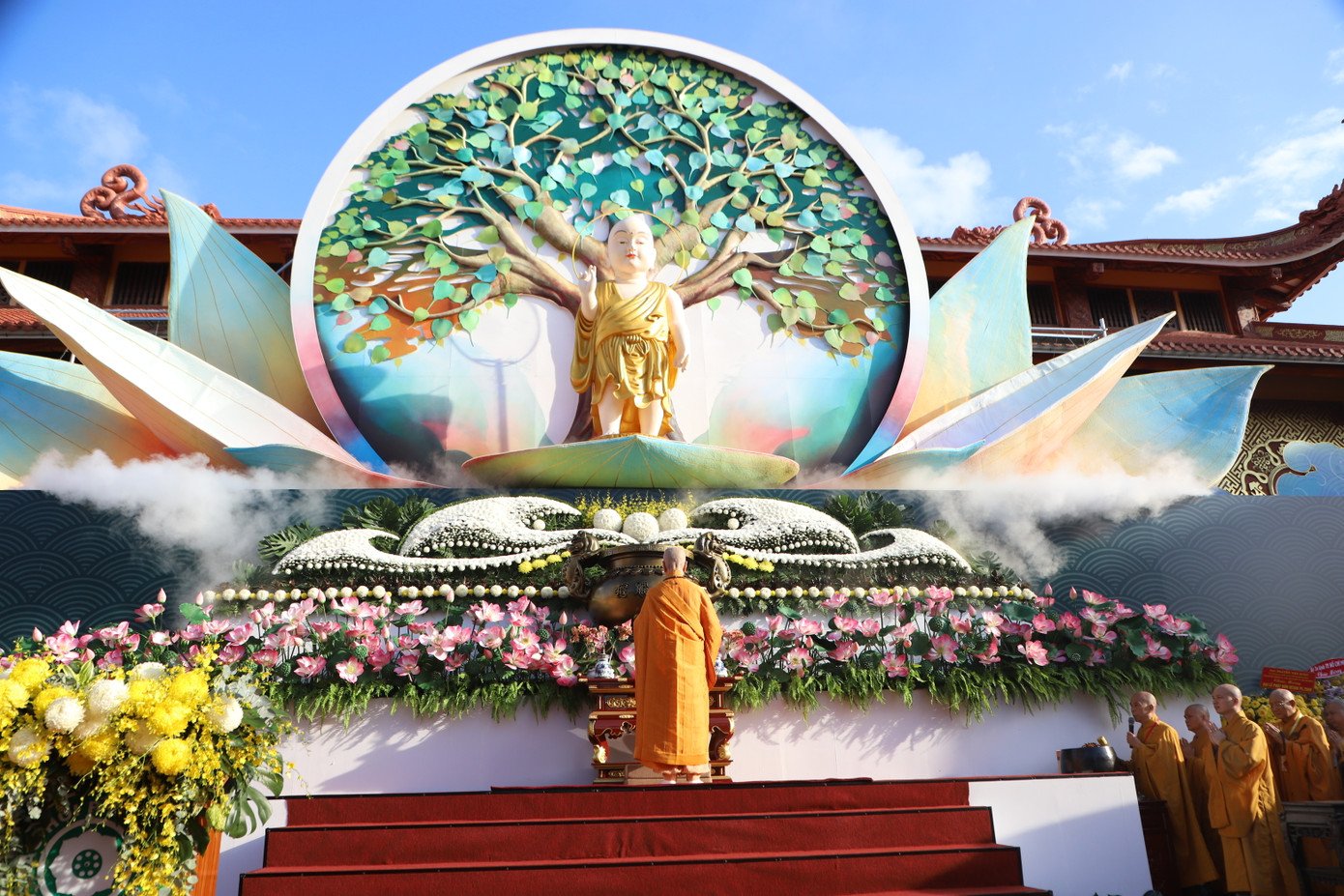 Đức Pháp chủ cử hành nghi lễ cúng dường Phật đản. Đức Pháp chủ cử hành nghi lễ cúng dường Phật đản.