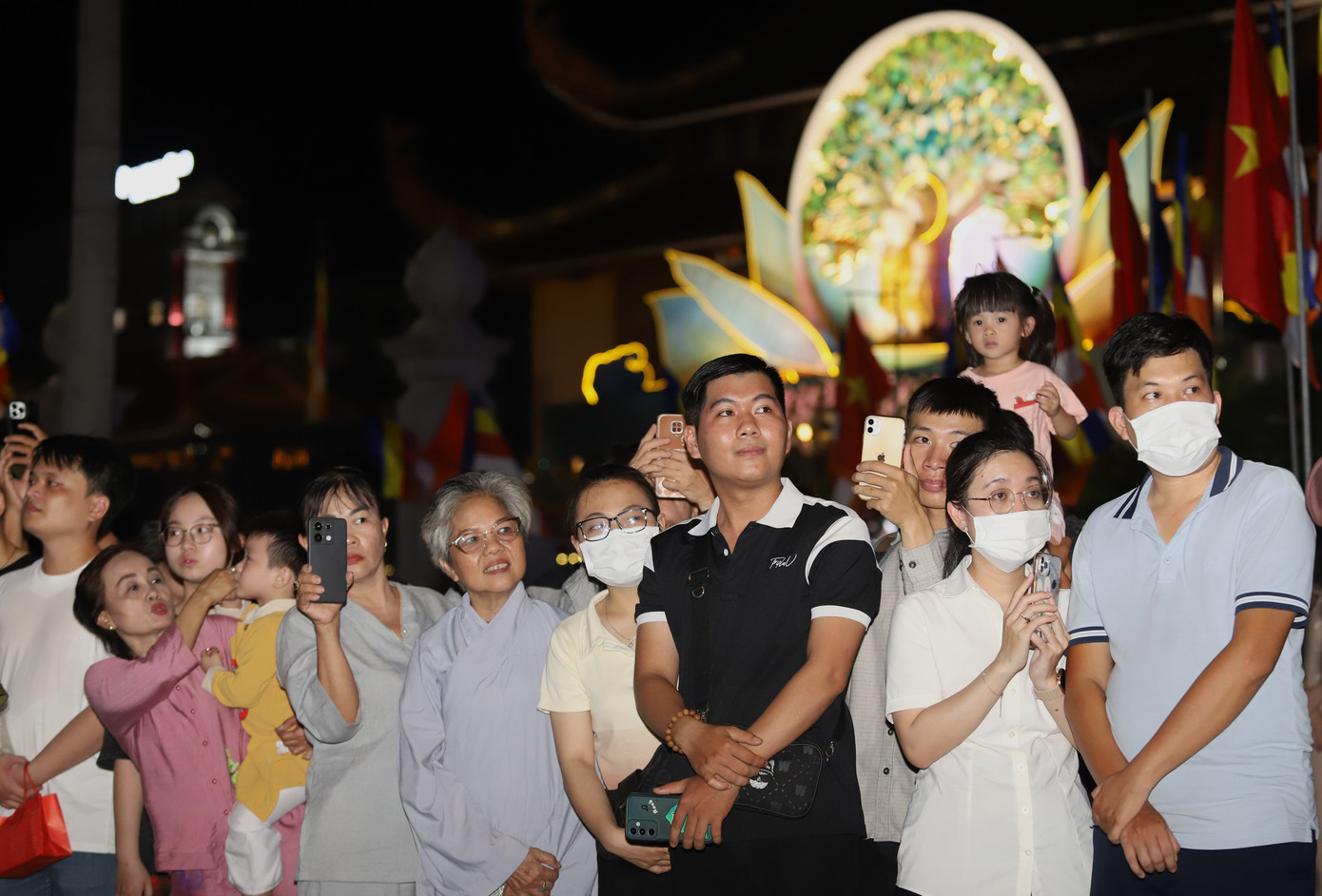 Hàng nghìn người có mặt bên ngoài và trong khuôn viên Việt Nam quốc tự đón chào đoàn cung rước tôn tượng đức Phật đản sinh, tối 5/5.