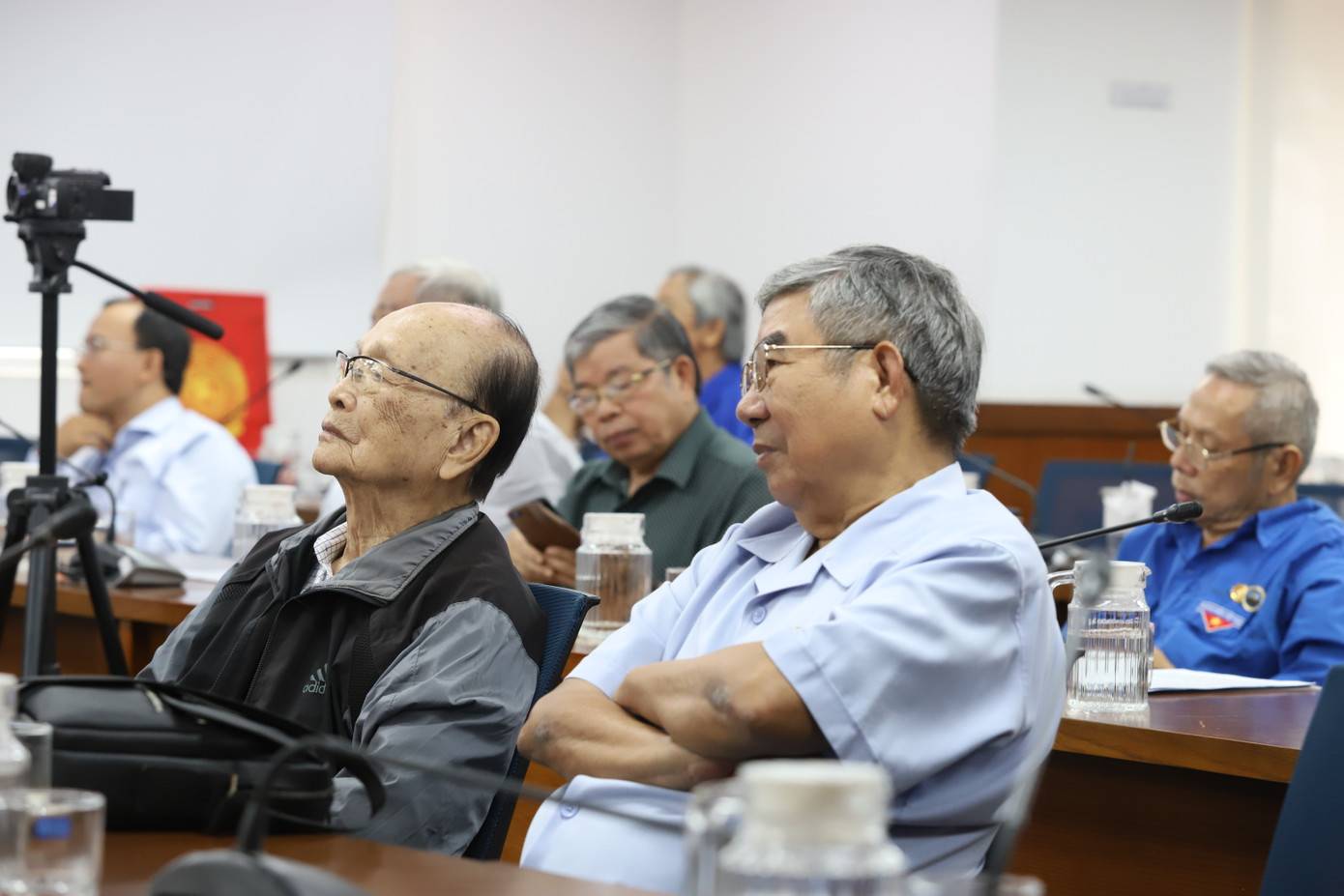 Các bậc tiền bối cách mạng cùng đến dự và trao đổi về quá trình hoạt động cách mạng vẻ vang của cố luật sư - Quyền Chủ tịch nước Nguyễn Hữu Thọ. Các bậc tiền bối cách mạng cùng đến dự và trao đổi về quá trình hoạt động cách mạng vẻ vang của cố luật sư - Quyền Chủ tịch nước Nguyễn Hữu Thọ.