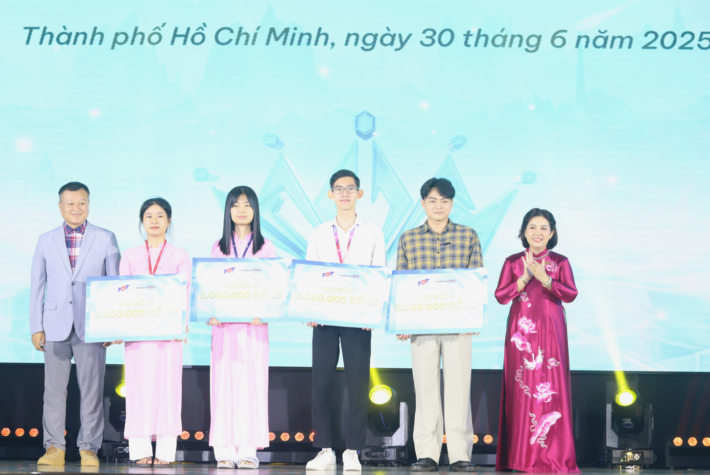 ThS. Đặng Thị Kim Ánh cùng đại diện đơn vị đồng hành trao học bổng cho các bạn sinh viên.