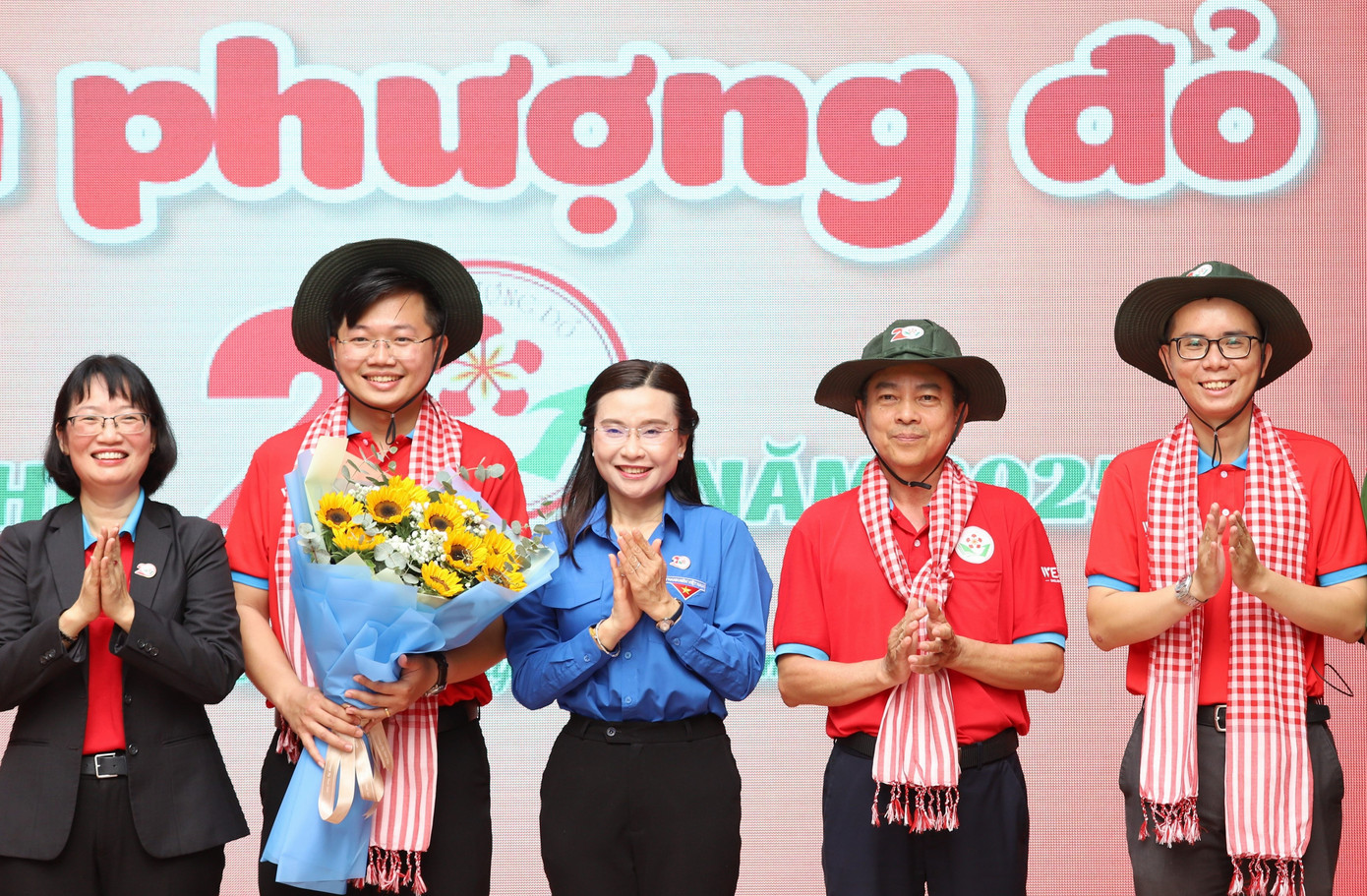 Chị Nguyễn Phạm Duy Trang cùng Phó Chủ tịch UBND TPHCM Trần Thị Diệu Thúy tặng hoa động viên Ban Chỉ huy Chiến dịch tình nguyện Hoa phượng đỏ. Chị Nguyễn Phạm Duy Trang cùng Phó Chủ tịch UBND TPHCM Trần Thị Diệu Thúy tặng hoa động viên Ban Chỉ huy Chiến dịch tình nguyện Hoa phượng đỏ.