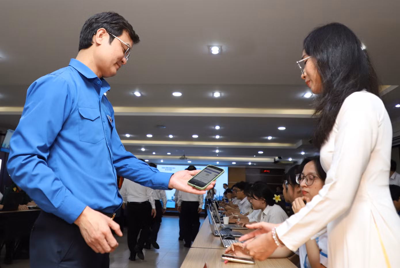 Anh Bùi Quang Huy - Bí thư thứ nhất Trung ương Đoàn trao đổi, động viên bạn trẻ tham gia sân chơi kiến thức về đất nước, dân tộc Việt Nam. Anh Bùi Quang Huy - Bí thư thứ nhất Trung ương Đoàn trao đổi, động viên bạn trẻ tham gia sân chơi kiến thức về đất nước, dân tộc Việt Nam.