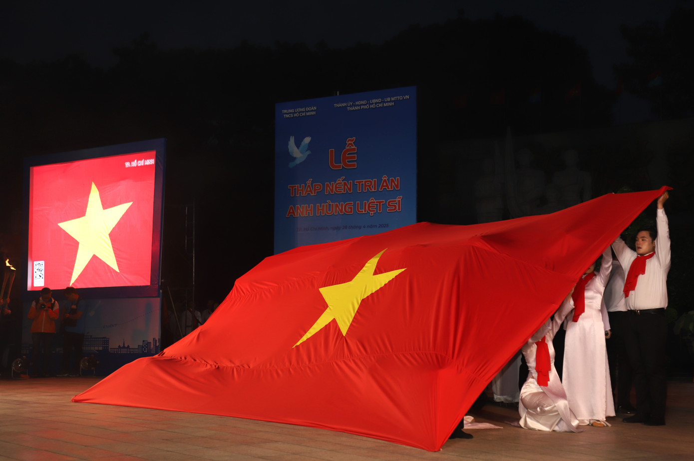 Tuổi trẻ luôn khắc ghi những cống hiến, hy sinh xương máu của các thế hệ cha ông. Tuổi trẻ luôn khắc ghi những cống hiến, hy sinh xương máu của các thế hệ cha ông.