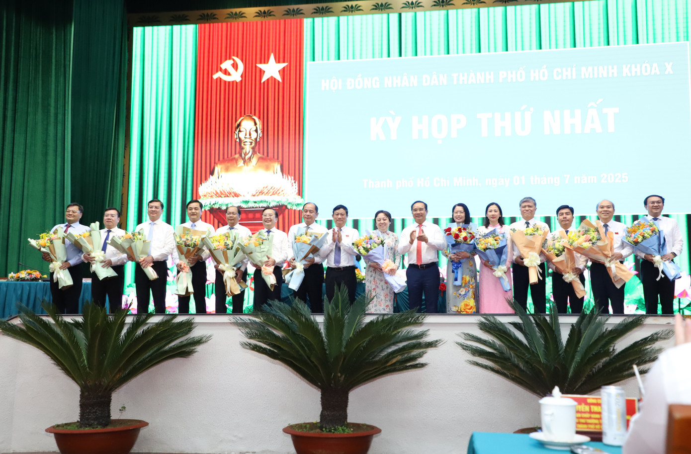 Chủ tịch UBND TPHCM Nguyễn Văn Được cùng Chủ tịch HĐND TPHCM Võ Văn Minh trao hoa chúc mừng các lãnh đạo các cơ quan chuyên môn UBND TPHCM. Ảnh: Ngô Tùng