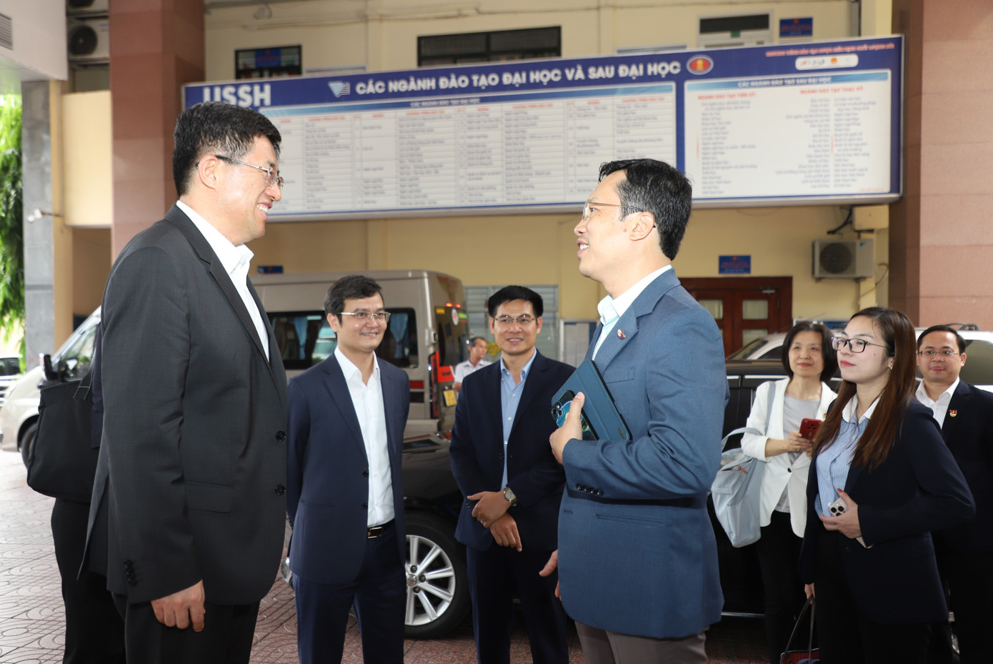 Cùng ngày, đoàn đại biểu cấp cao Trung ương Đoàn TNCS Trung Quốc do anh A Đông dẫn đầu cũng đã đến thăm và làm việc tại Trường Đại học Khoa học Xã hội và Nhân văn (Đại học Quốc gia TPHCM). Cùng ngày, đoàn đại biểu cấp cao Trung ương Đoàn TNCS Trung Quốc do anh A Đông dẫn đầu cũng đã đến thăm và làm việc tại Trường Đại học Khoa học Xã hội và Nhân văn (Đại học Quốc gia TPHCM).