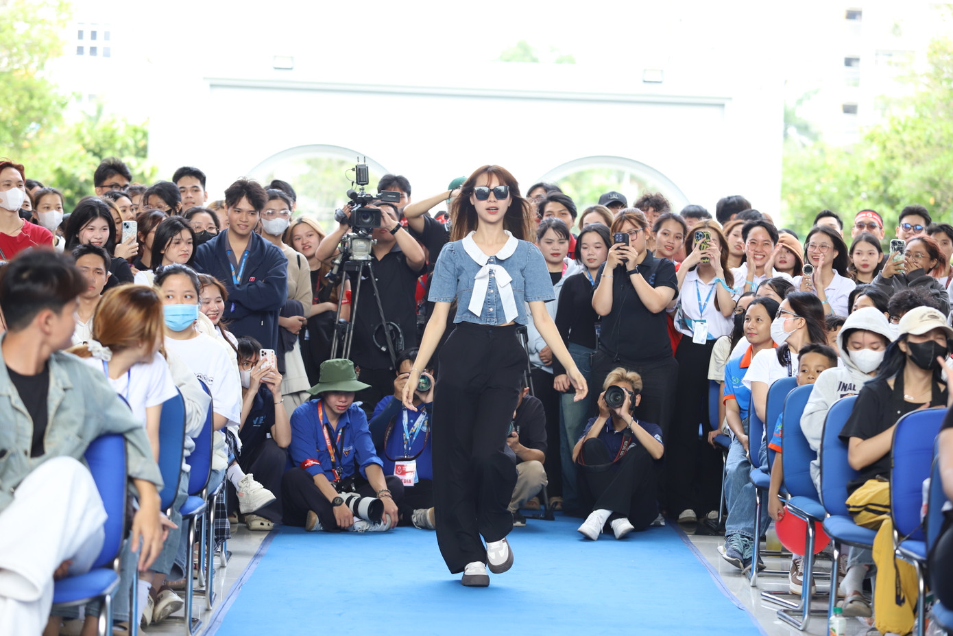 Nam thanh nữ tú Văn Hiến cùng thể hiện khả năng catwalk trước sự cổ vũ của các nghệ sĩ và đông đảo sinh viên nhà trường.