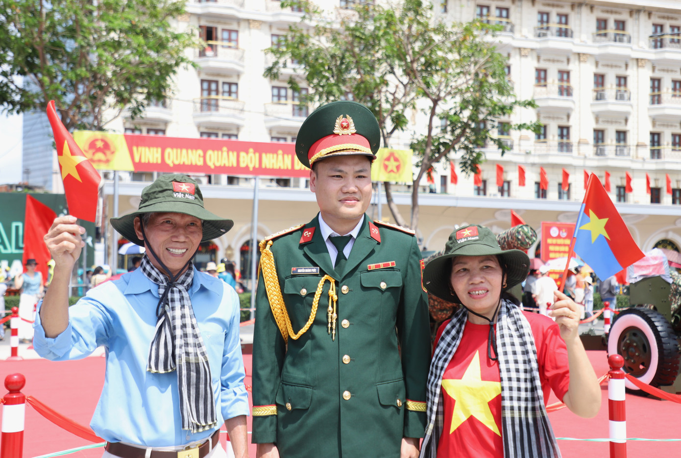 Trong niềm phấn khởi hướng đến ngày đại lễ, Đại úy Nguyễn Hoàng Phúc (giữa, sĩ quan một đơn vị thuộc Binh chủng Công binh) đi từ Bình Dương lên TPHCM hòa vào không khí rộn ràng chào mừng ngày lễ lớn của đất nước. Ngay khi xuất hiện tại khu vực trận địa pháo lễ, anh Nguyễn Hoàng Phúc đã được nhiều người đến bên cạnh xin chụp ảnh chung.