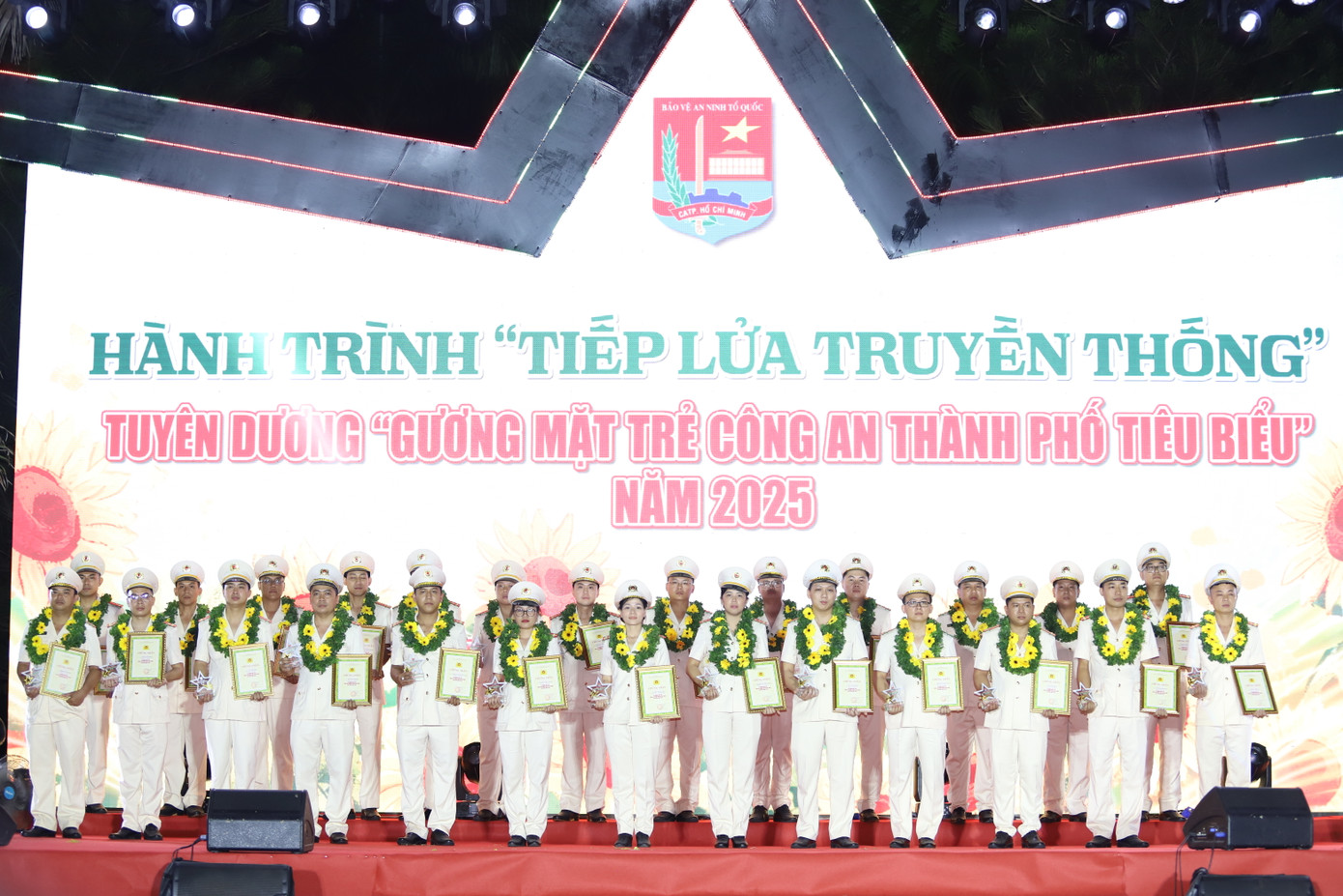 Lãnh đạo CATP biểu dương thành tích, đóng góp to lớn của các gương tiêu biểu. Lãnh đạo CATP biểu dương thành tích, đóng góp to lớn của các gương tiêu biểu.