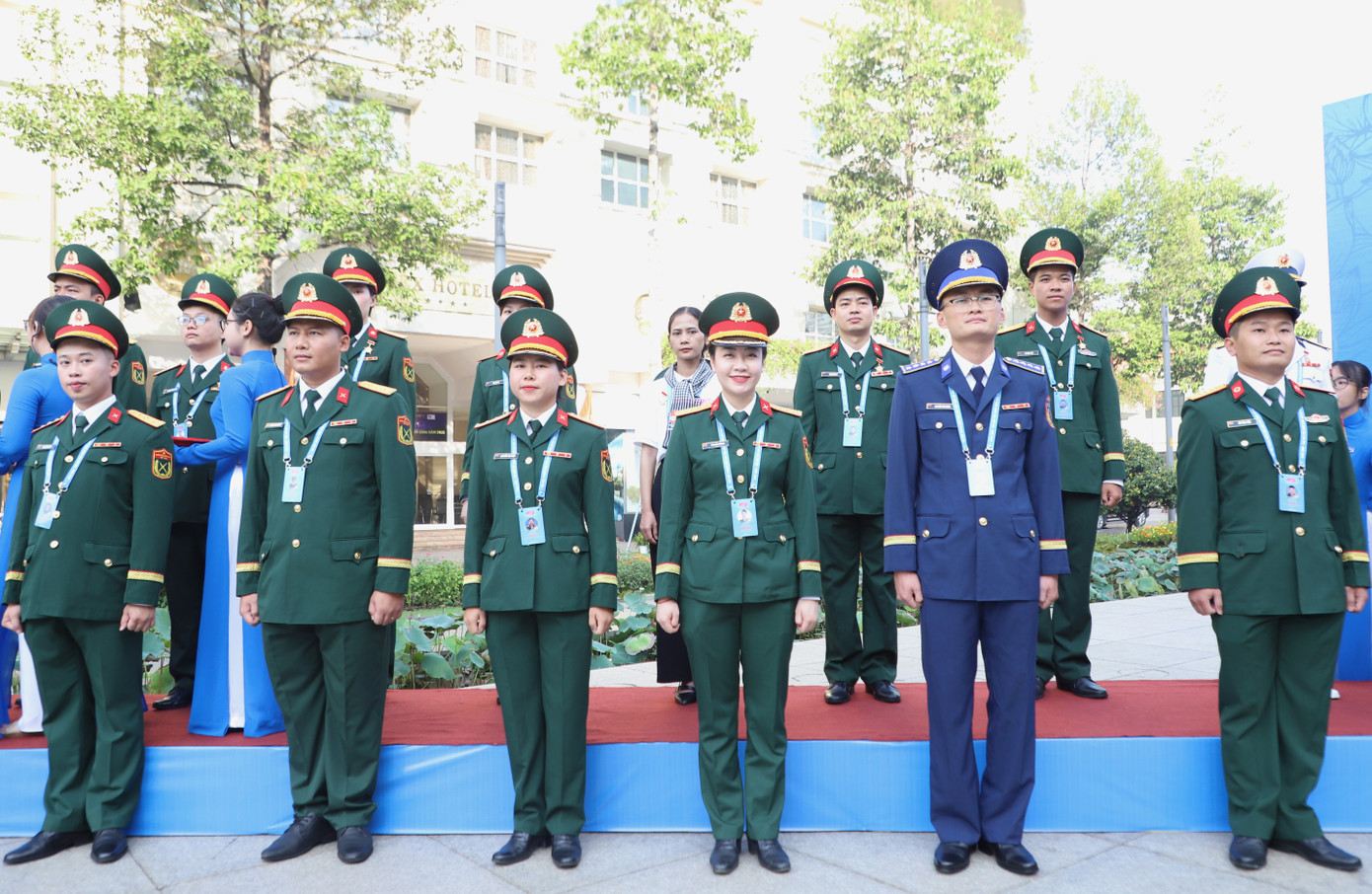 Đại biểu đoàn Ban Thanh niên Quân đội và Ban Thanh niên Công an nhân dân đón nhận Huy hiệu “Thanh niên tiên tiến làm theo lời Bác” tại buổi lễ.