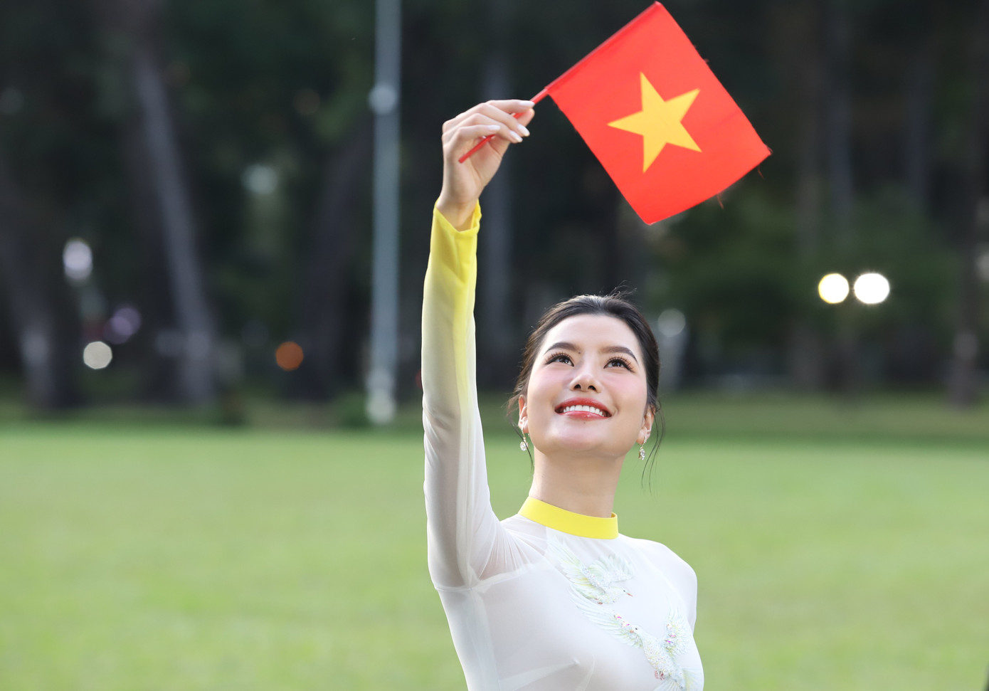 Hướng đến đại lễ kỷ niệm 50 năm ngày thống nhất đất nước (30/4/1975 - 30/4/2025), các bạn trẻ trong trang phục áo dài nền nã, mang theo lá cờ Tổ quốc chụp ảnh kỷ niệm tại di tích lịch sử đặc biệt này.