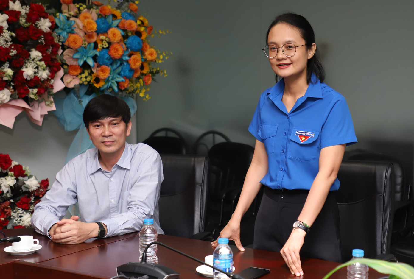 Chị Trần Thu Hà chia sẻ tại buổi đến thăm, chúc mừng báo Tiền Phong. Ảnh: Ngô Tùng