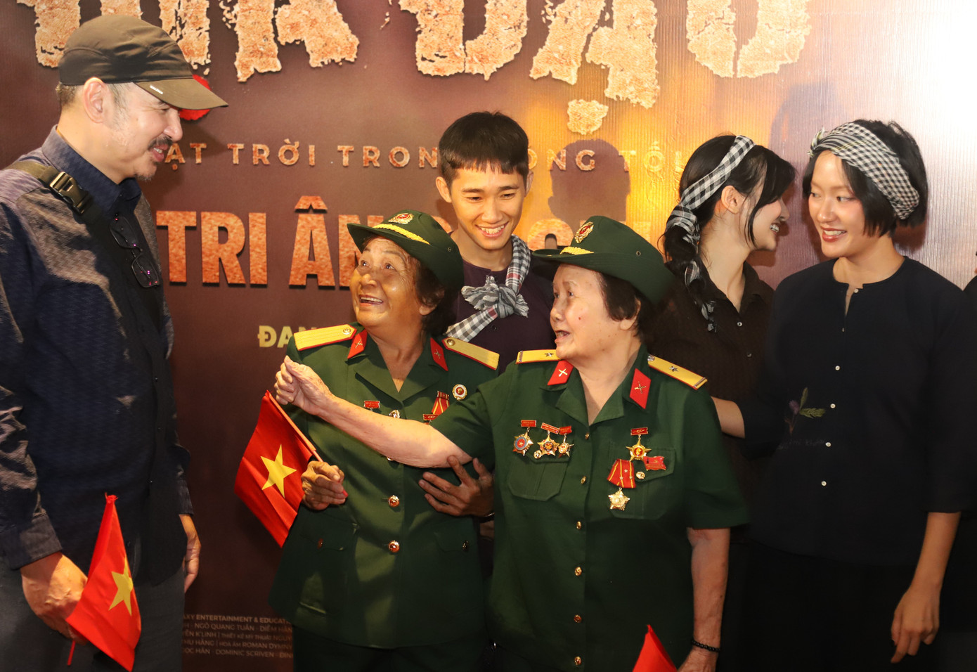 Đạo diễn Bùi Thạc Chuyên (bìa trái) cùng các cựu du kích. Đạo diễn Bùi Thạc Chuyên (bìa trái) cùng các cựu du kích.