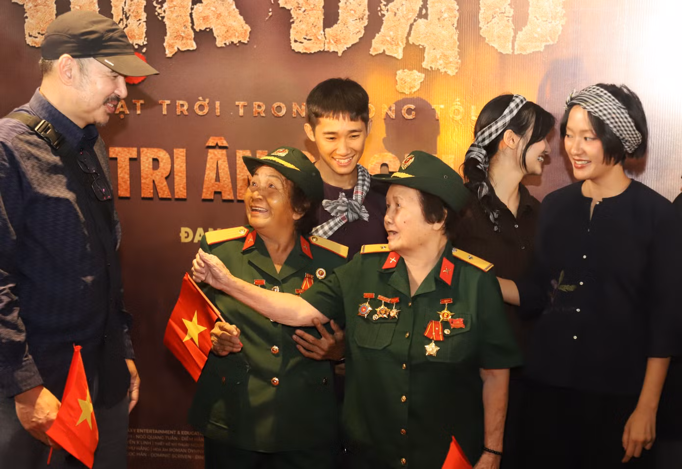 Đạo diễn Bùi Thạc Chuyên (bìa trái) cùng các cựu du kích. Đạo diễn Bùi Thạc Chuyên (bìa trái) cùng các cựu du kích.