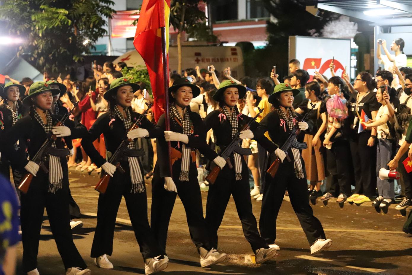 Sau khi di chuyển qua lễ đài và các tuyến đường trung tâm thành phố, các khối diễu binh, diễu hành trở về điểm tập kết theo quy định.