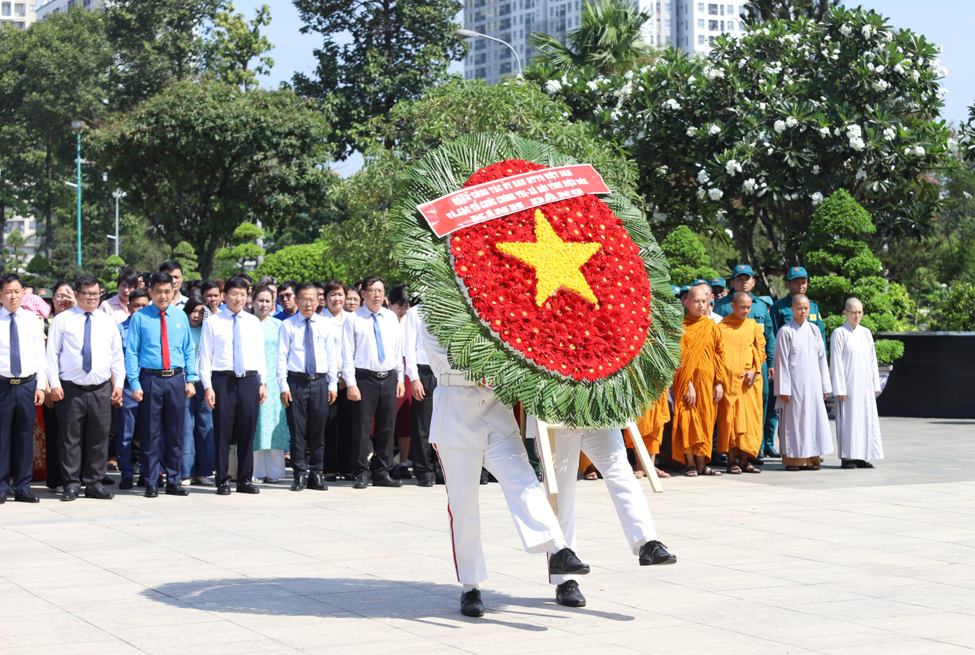 Đoàn công tác dâng hương, dâng hoa lên các Anh hùng liệt sĩ tại Nghĩa trang Liệt sĩ TPHCM. Ảnh: Ngô Tùng. Đoàn công tác dâng hương, dâng hoa lên các Anh hùng liệt sĩ tại Nghĩa trang Liệt sĩ TPHCM. Ảnh: Ngô Tùng.