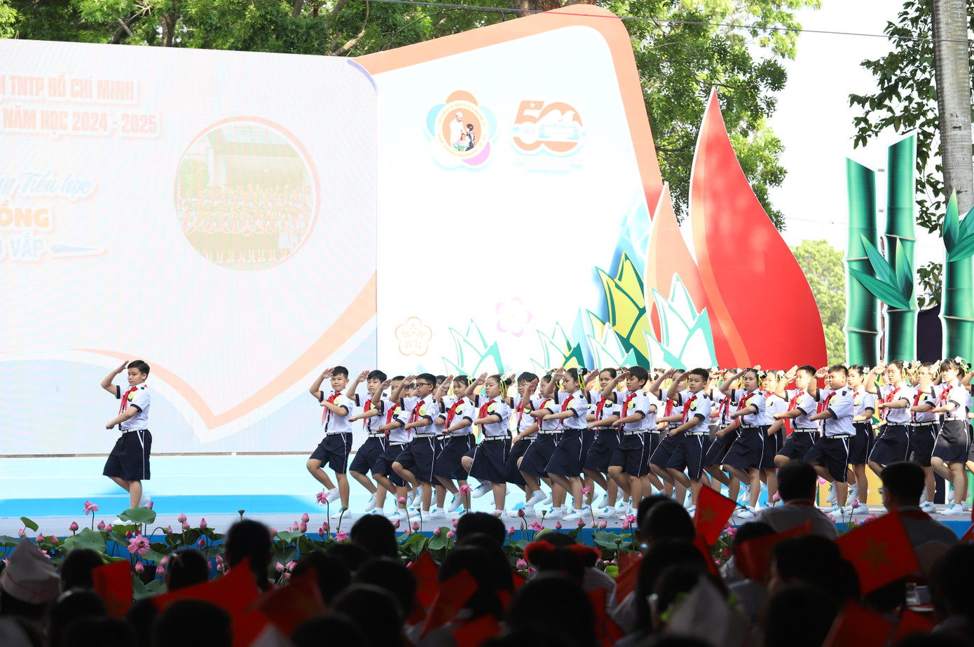 Thiếu nhi 22 quận, huyện và TP Thủ Đức trình diễn nghi thức Đội tại Đại hội Cháu ngoan Bác Hồ.