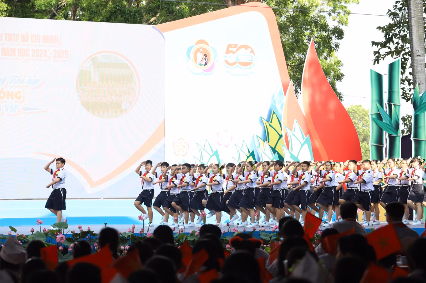 Thiếu nhi 22 quận, huyện và TP Thủ Đức trình diễn nghi thức Đội tại Đại hội Cháu ngoan Bác Hồ.