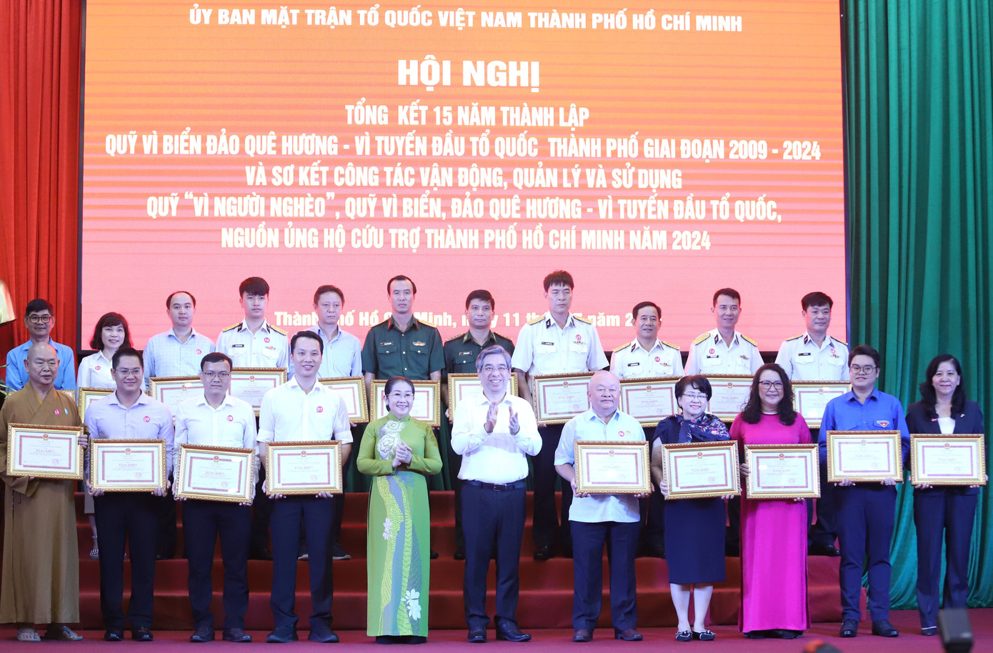 Dịp này, MTTQ Việt Nam TPHCM vinh danh, khen thưởng các tổ chức, cá nhân có đóng góp tiêu biểu đối với các nguồn quỹ và các hoạt động an sinh xã hội của MTTQ thành phố.