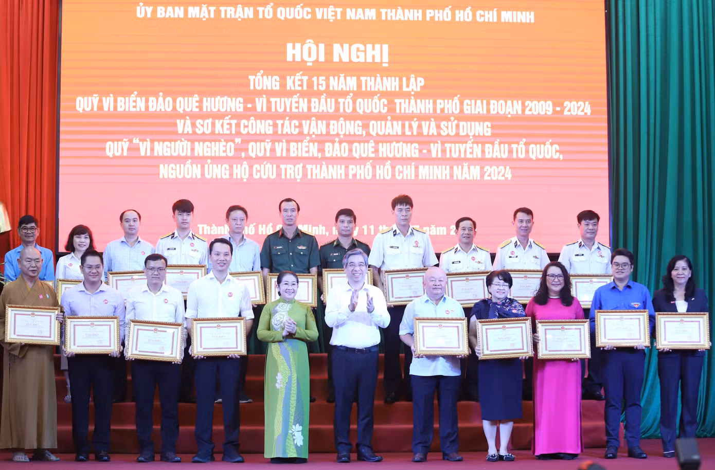 Dịp này, MTTQ Việt Nam TPHCM vinh danh, khen thưởng các tổ chức, cá nhân có đóng góp tiêu biểu đối với các nguồn quỹ và các hoạt động an sinh xã hội của MTTQ thành phố.