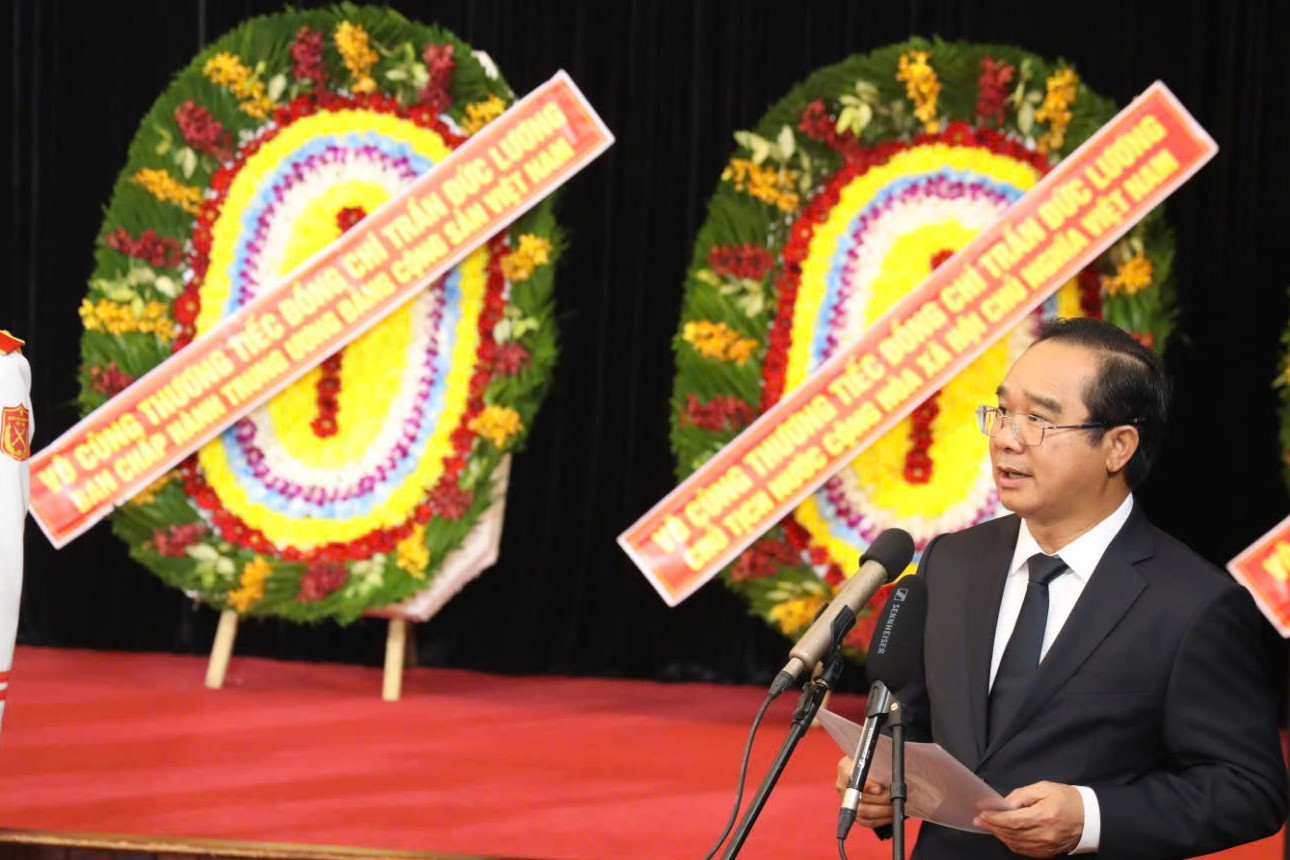 Phát biểu tại Lễ truy điệu ở Hội trường Thống Nhất, ông Nguyễn Văn Được, - Chủ tịch UBND TPHCM - cho biết, Lễ tang đồng chí Trần Đức Lương nhận được tình cảm tiếc thương vô hạn của các đồng chí lãnh đạo, nguyên lãnh đạo, đồng chí và nhân dân. Tại Hội trường Thống Nhất, có 428 đoàn với hơn 3.600 lượt khách đến viếng tang. Thay mặt Ban tổ chức, Chủ tịch UBND TPHCM cảm ơn các đồng chí lãnh đạo, nguyên lãnh đạo Đảng, Nhà nước, TPHCM, các bộ, ngành, địa phương, các cơ quan ngoại giao, tổ chức quốc tế… đã gửi thư, điện chia buồn và gửi vòng hoa viếng đồng chí Trần Đức Lương tại Hội trường Thống Nhất. Ảnh: Lê Tiến