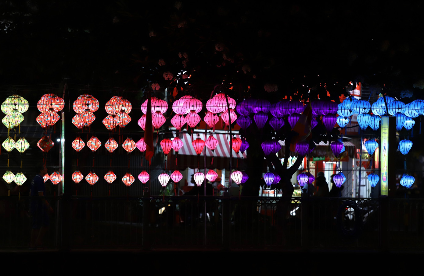 Dãy lồng đèn đa sắc màu vừa được bày biện, thiết trí dọc kênh Nhiêu Lộc (đoạn qua quận Phú Nhuận, phía trước Quan Âm tu viện).
