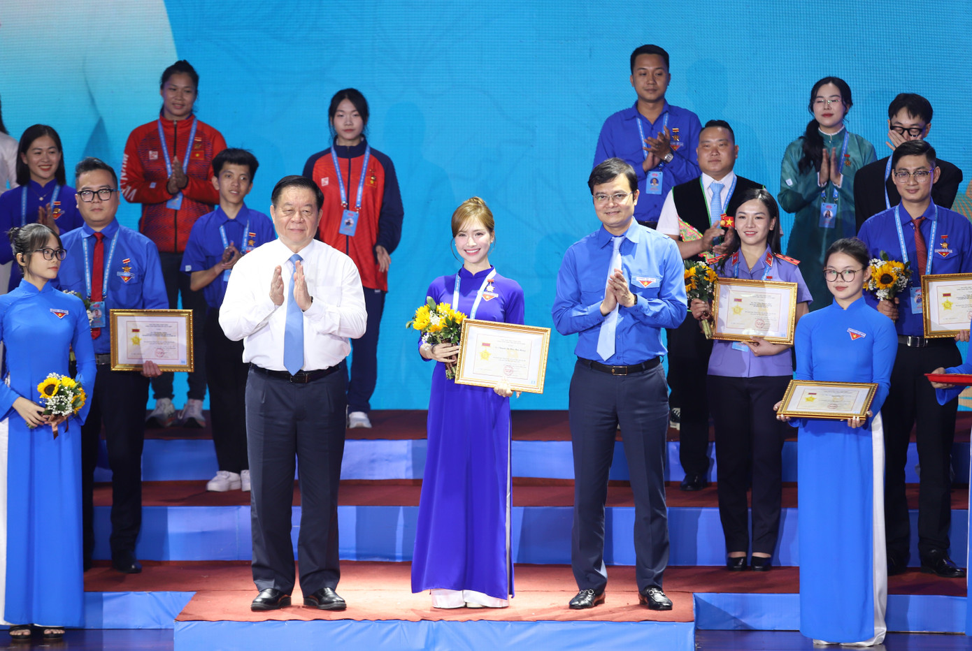 Trưởng Ban Tuyên giáo và Dân vận T.Ư Nguyễn Trọng Nghĩa cùng Bí thư thứ nhất T.Ư Đoàn Bùi Quang Huy trao danh hiệu “Thanh niên tiên tiến làm theo lời Bác” toàn quốc cho đại biểu Nguyễn Thị Hòa (ca sĩ Hòa Minzy).