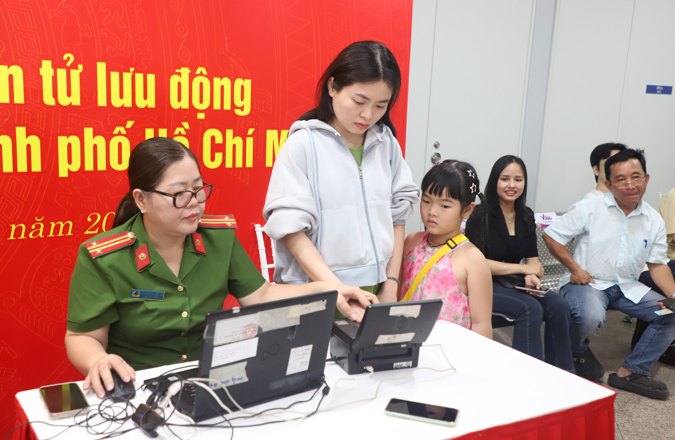 Nhiều hành khách trong thời gian chờ đi tàu metro đã đến làm tài khoản định danh.