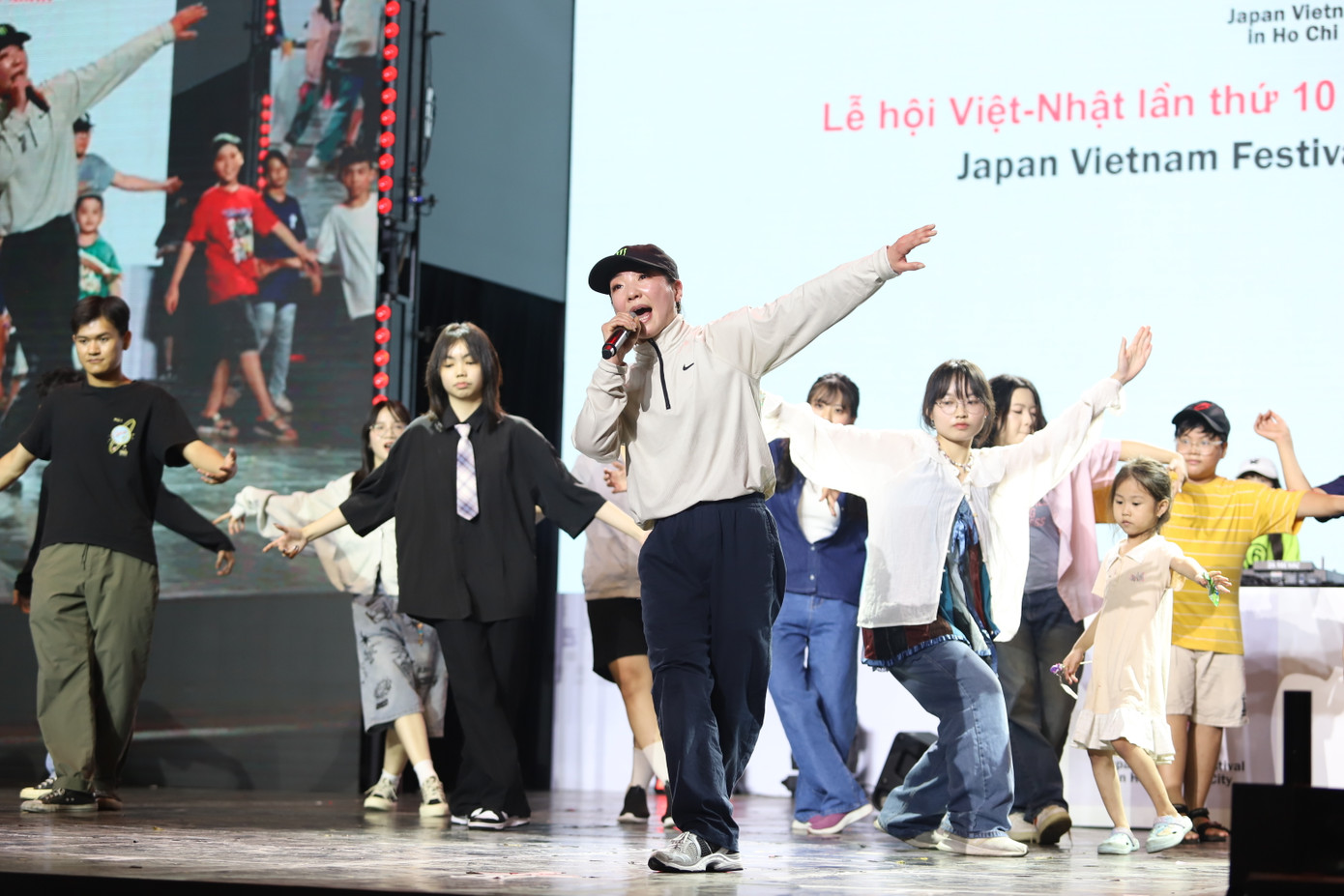 Ayumi cũng dành thời gian hướng dẫn các bạn thanh thiếu nhi Việt Nam tập nhảy breaking.