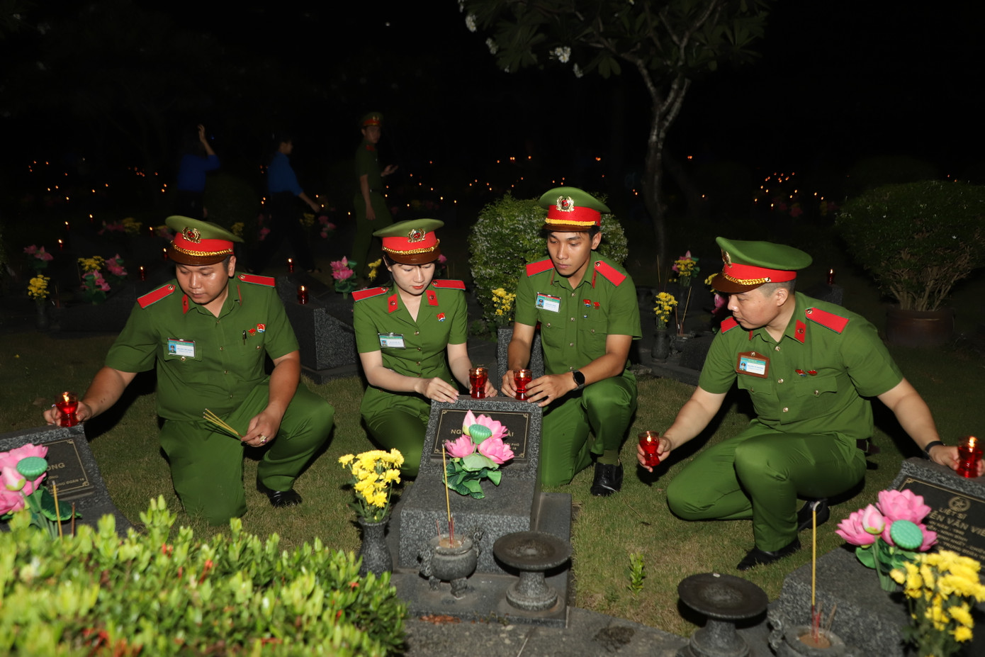 Thế hệ trẻ khắc ghi những chiến công hào hùng của các Anh hùng liệt sĩ bằng những việc làm thiết thực. Thế hệ trẻ khắc ghi những chiến công hào hùng của các Anh hùng liệt sĩ bằng những việc làm thiết thực.
