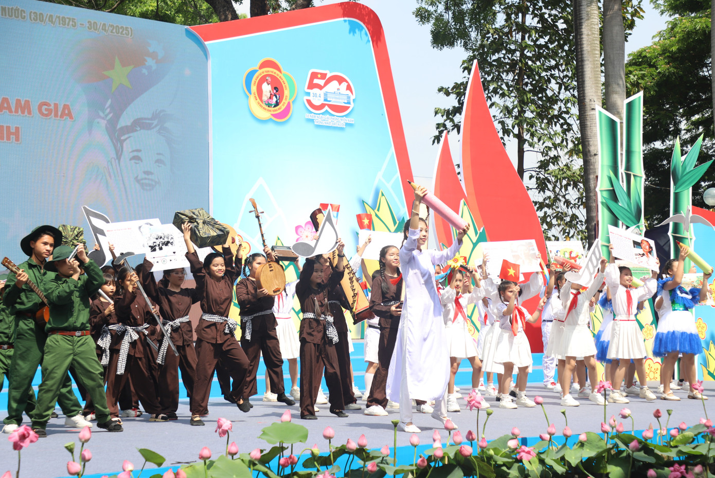 Trong những năm tháng kháng chiến gian khổ, đội ngũ các văn nghệ sĩ, nhà báo cách mạng - những chiến sĩ trên mặt trận văn hóa - trở thành một lực lượng có sức mạnh tinh thần lớn lao. Văn học, nghệ thuật, báo chí cách mạng đã trở thành vũ khí sắc bén, là nguồn động viên cổ vũ tinh thần to lớn cho quân và dân ta, khích lệ lòng người, khơi dậy niềm tin tất thắng.