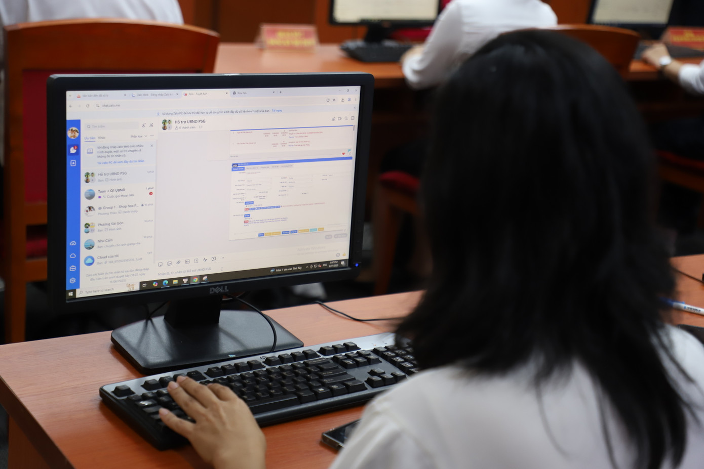 Một cán bộ thực hiện thao tác xử lý trực tuyến công việc. Một cán bộ thực hiện thao tác xử lý trực tuyến công việc.