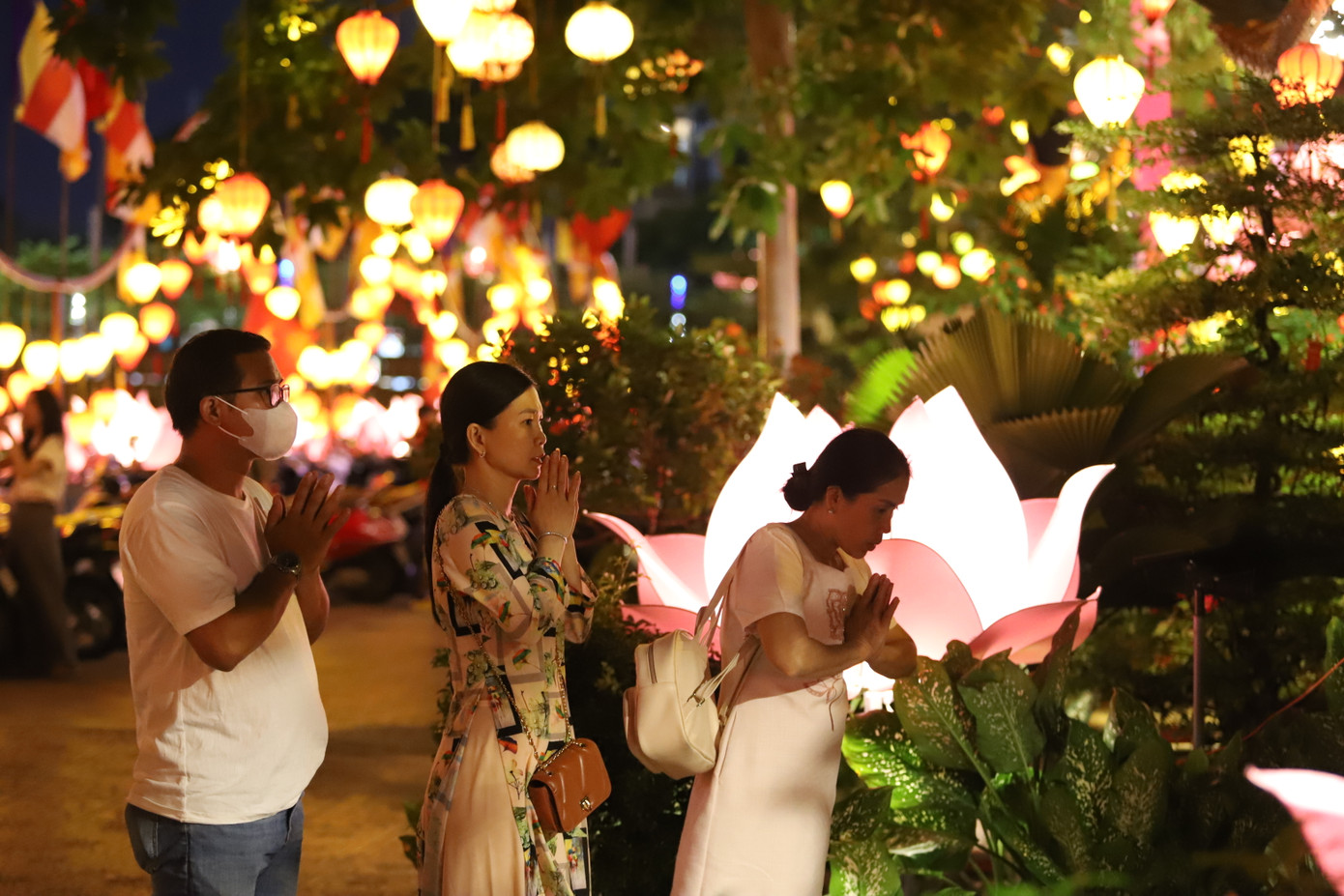 Bà con nhân dân đến chùa lễ Phật, cầu nguyện.