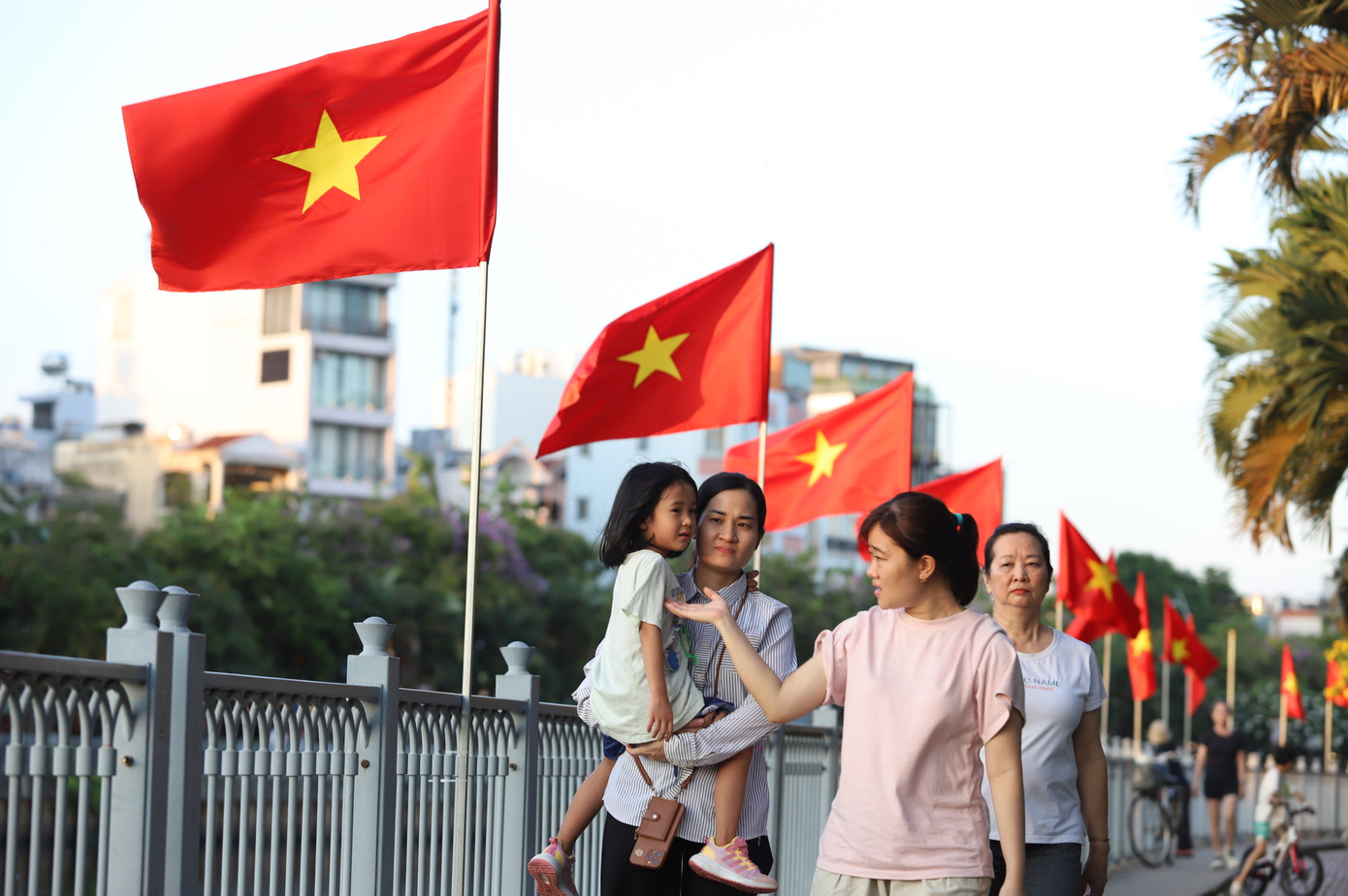 Dọc theo bờ kênh Nhiêu Lộc - Thị Nghè (đoạn qua quận 1), hàng cờ Tổ quốc được bố trí chỉnh tề tạo nên không gian rực rỡ, tươi mới. Dọc theo bờ kênh Nhiêu Lộc - Thị Nghè (đoạn qua quận 1), hàng cờ Tổ quốc được bố trí chỉnh tề tạo nên không gian rực rỡ, tươi mới.