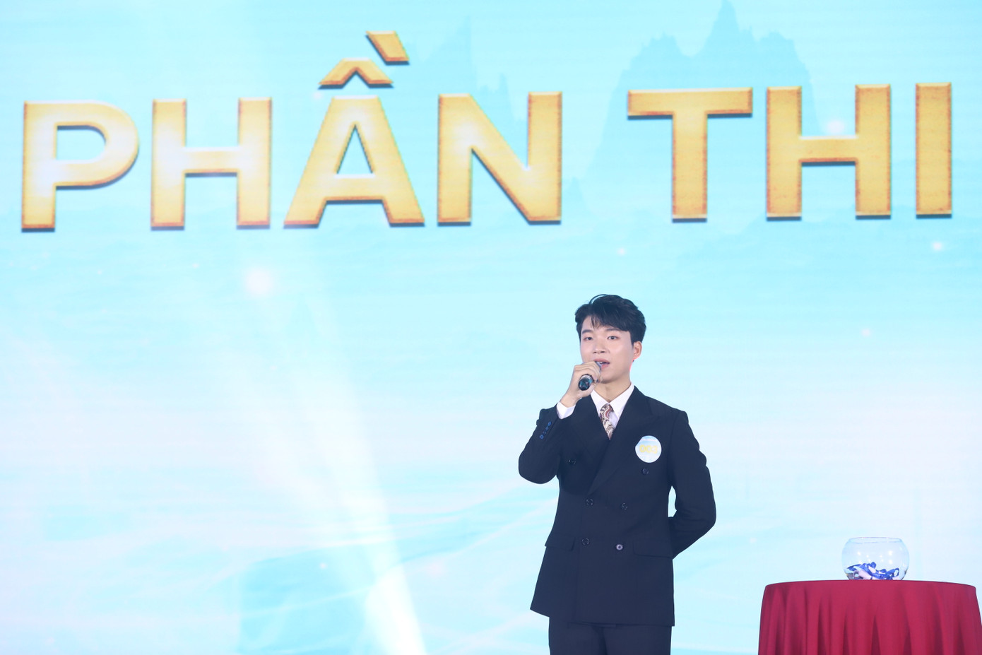 Top 10 thi tài ứng xử về các chủ đề được nhiều người quan tâm hiện nay như tình yêu quê hương đất nước, công nghệ mới, kỹ năng của người trẻ trong thời đại mới...