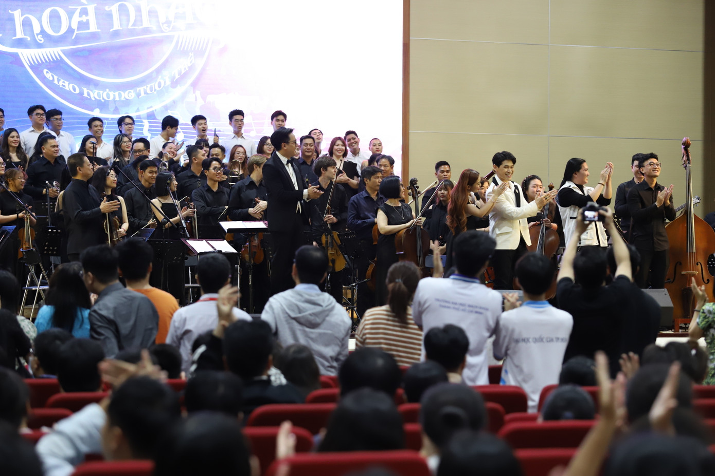 Ông Quân mong muốn các thầy cô, bạn trẻ cảm nhận giá trị quan trọng nhất mà âm nhạc mang đến cho con người, đó là khả năng kết nối và làm thăng hoa cảm xúc. “Âm nhạc vượt qua mọi rào cản ngôn ngữ, văn hóa và thời gian, tạo sự đồng cảm, gắn kết giữa các cá nhân, cộng đồng và các thế hệ. Nó cũng kết nối cảm xúc và nuôi dưỡng tâm hồn”, PGS.TS Vũ Hải Quân nói.