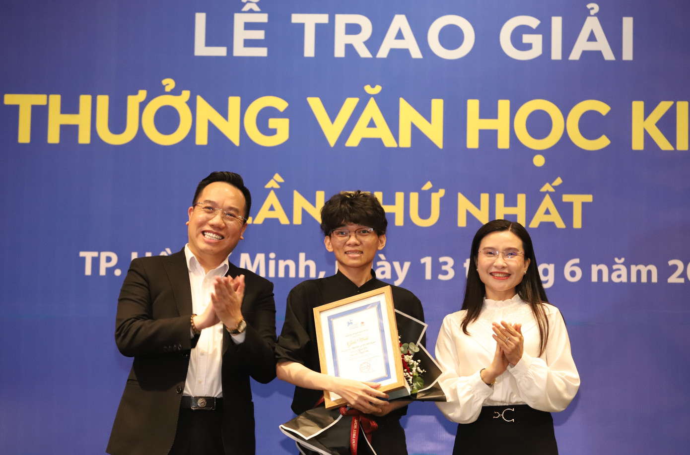 Bí thư T.Ư Đoàn, Chủ tịch Hội đồng Đội T.Ư Nguyễn Phạm Duy Trang cùng Cục trưởng Cục Xuất bản, In và Phát hành Nguyễn Nguyên trao giải Nhất cho tác giả Giai Du.