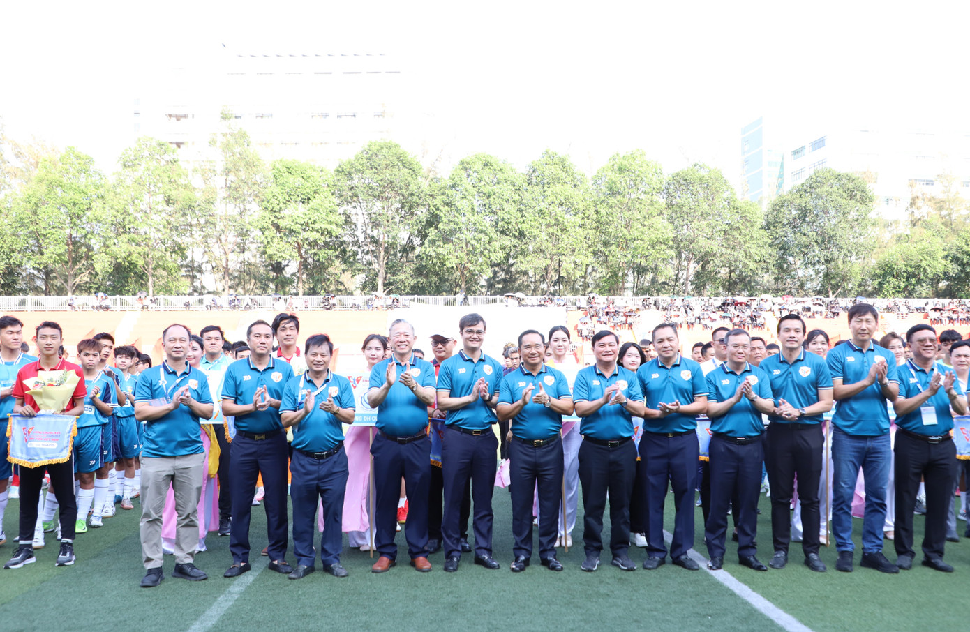 Lãnh đạo các cơ quan chúc các đội bóng thi đấu fair-play, cống hiến những pha bóng hay cho khán giả.