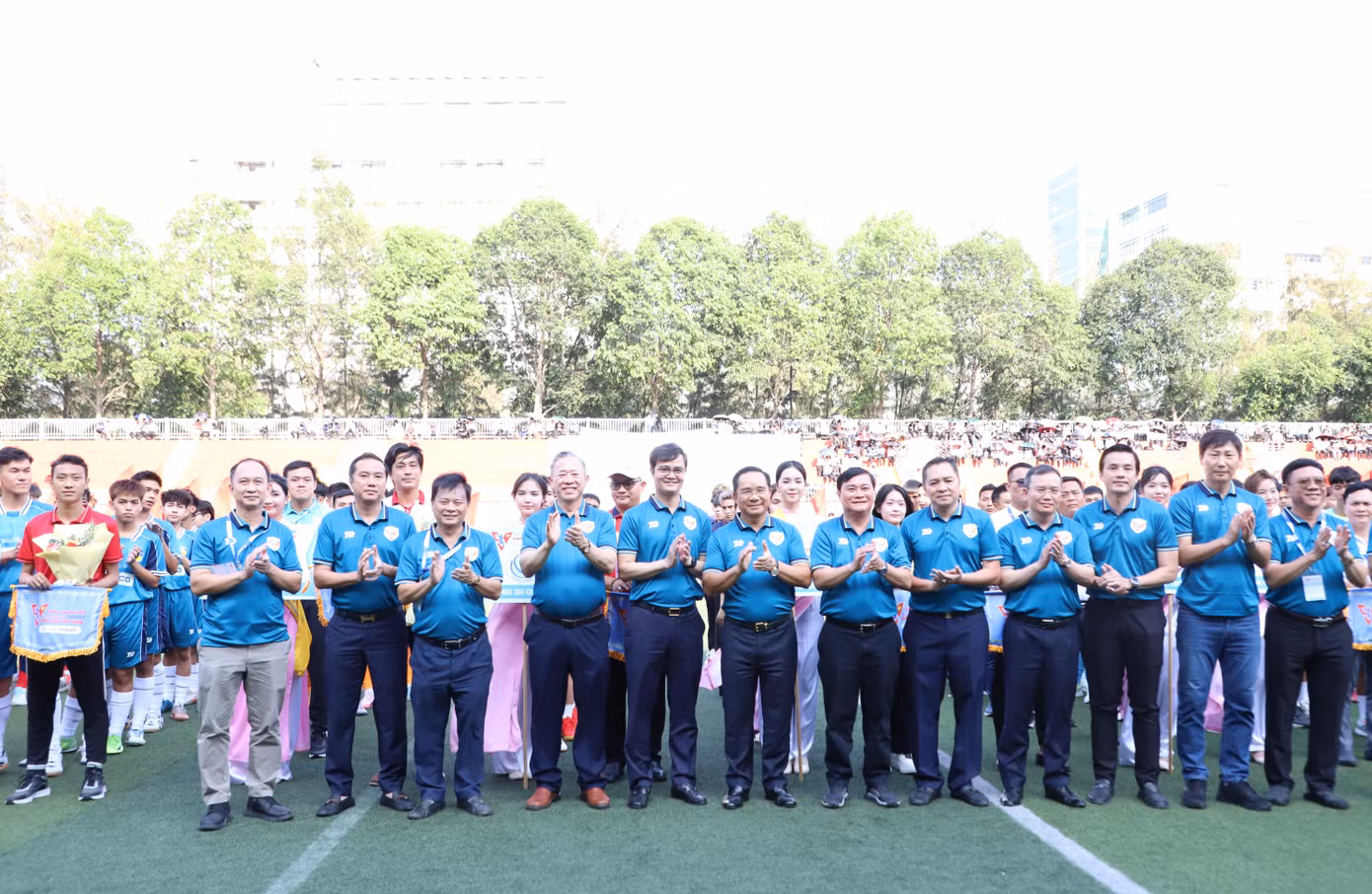 Lãnh đạo các cơ quan chúc các đội bóng thi đấu fair-play, cống hiến những pha bóng hay cho khán giả.